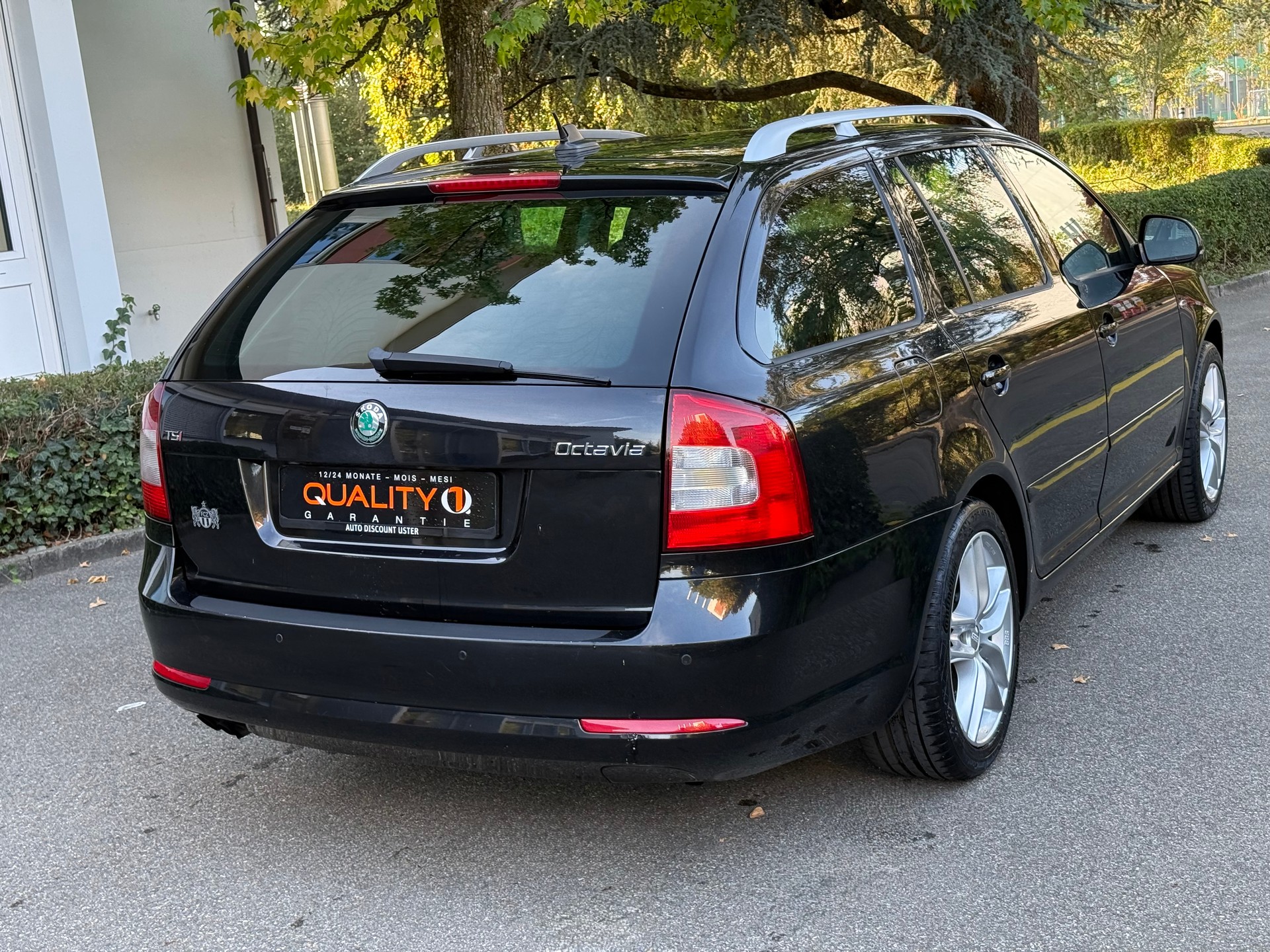 SKODA Octavia Combi 1.8 TSI Laurin & Klement DSG-image-3