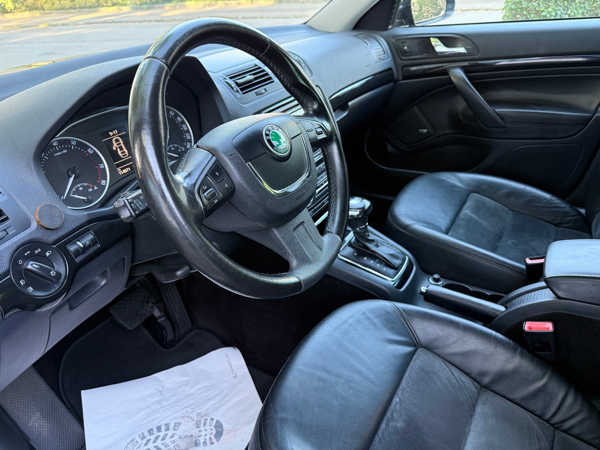 SKODA Octavia Combi 1.8 TSI Laurin & Klement DSG-image-6