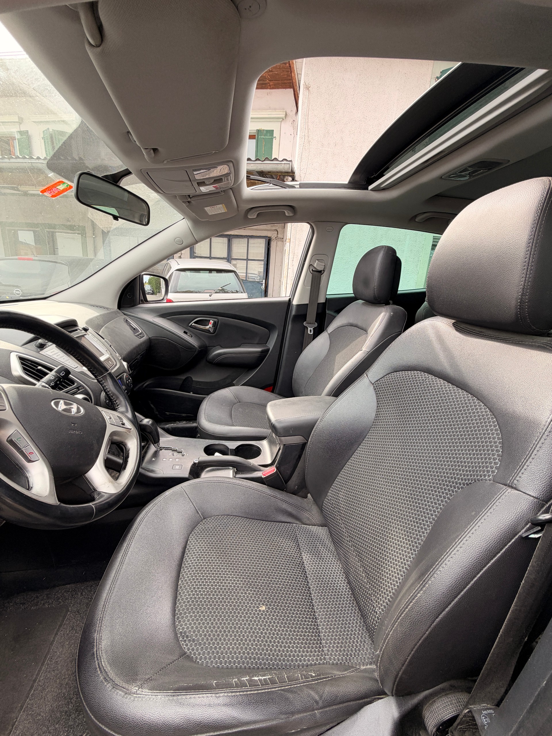 HYUNDAI iX 35 2.0 CRDi Style 4WD Automatic-image-6