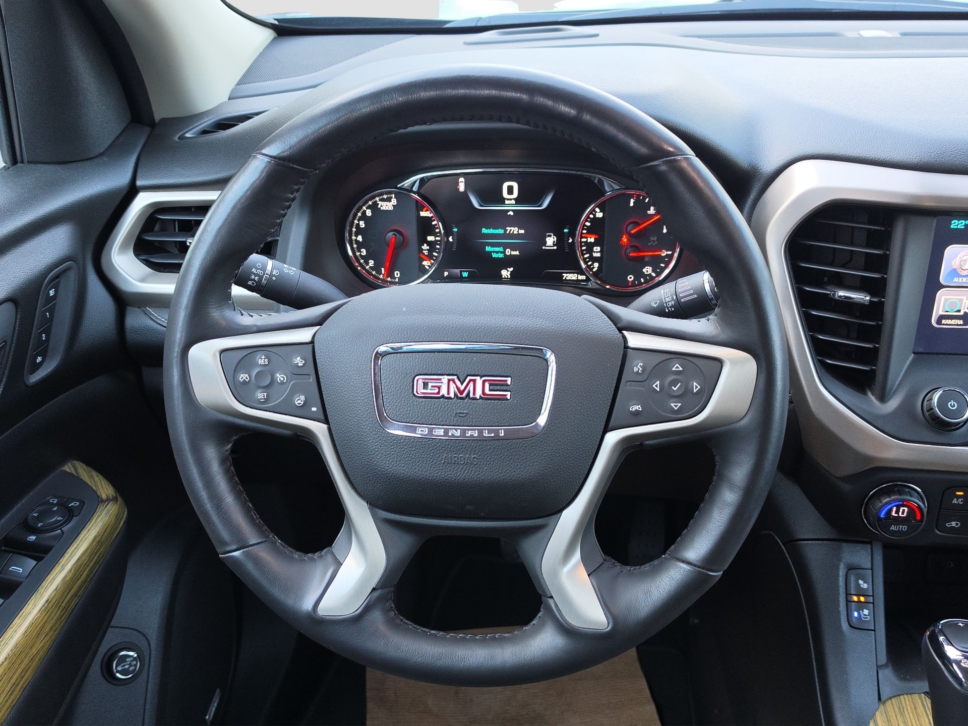 GMC Denali AWD 3.6L 6-Seater-image-9