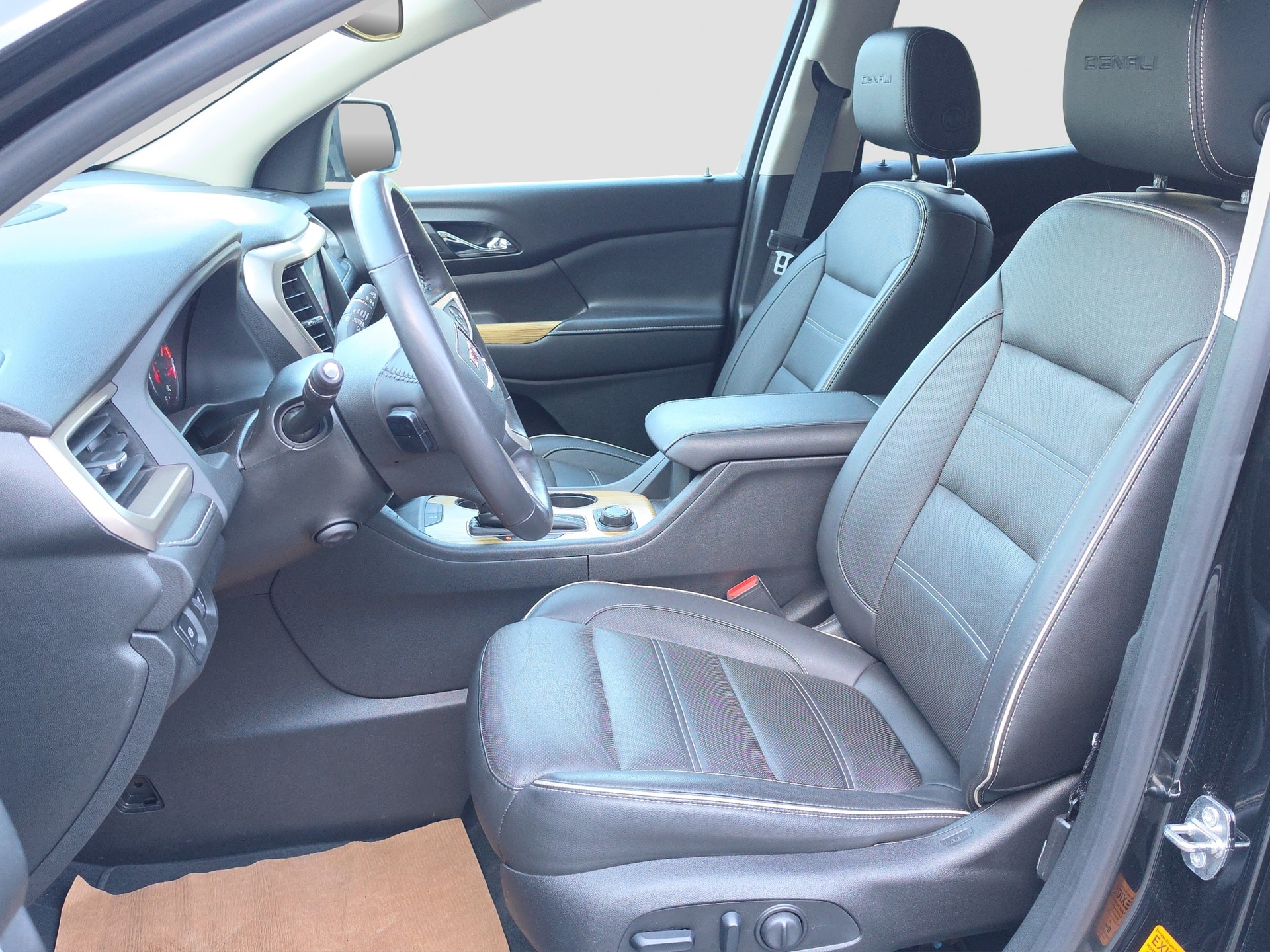 GMC Denali AWD 3.6L 6-Seater-image-7