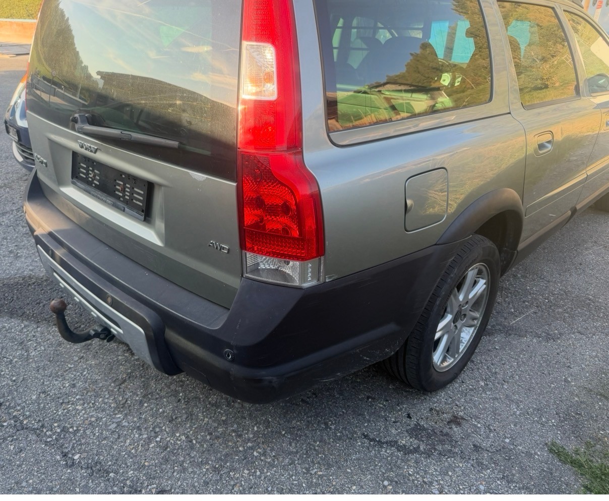 VOLVO XC70 D5 AWD Momentum-image-1