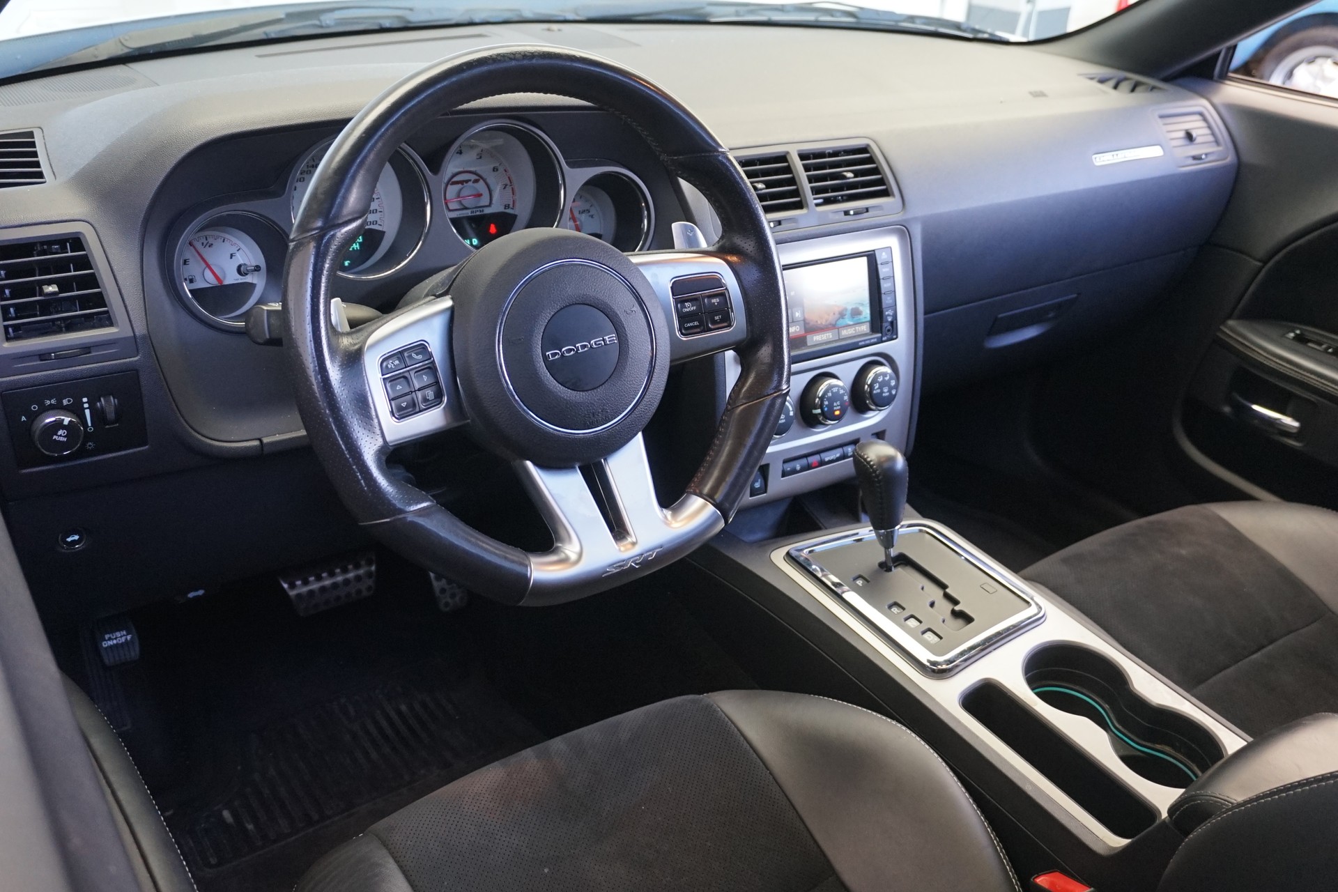DODGE Challenger SRT 392 6,4i V8 478PS-image-13