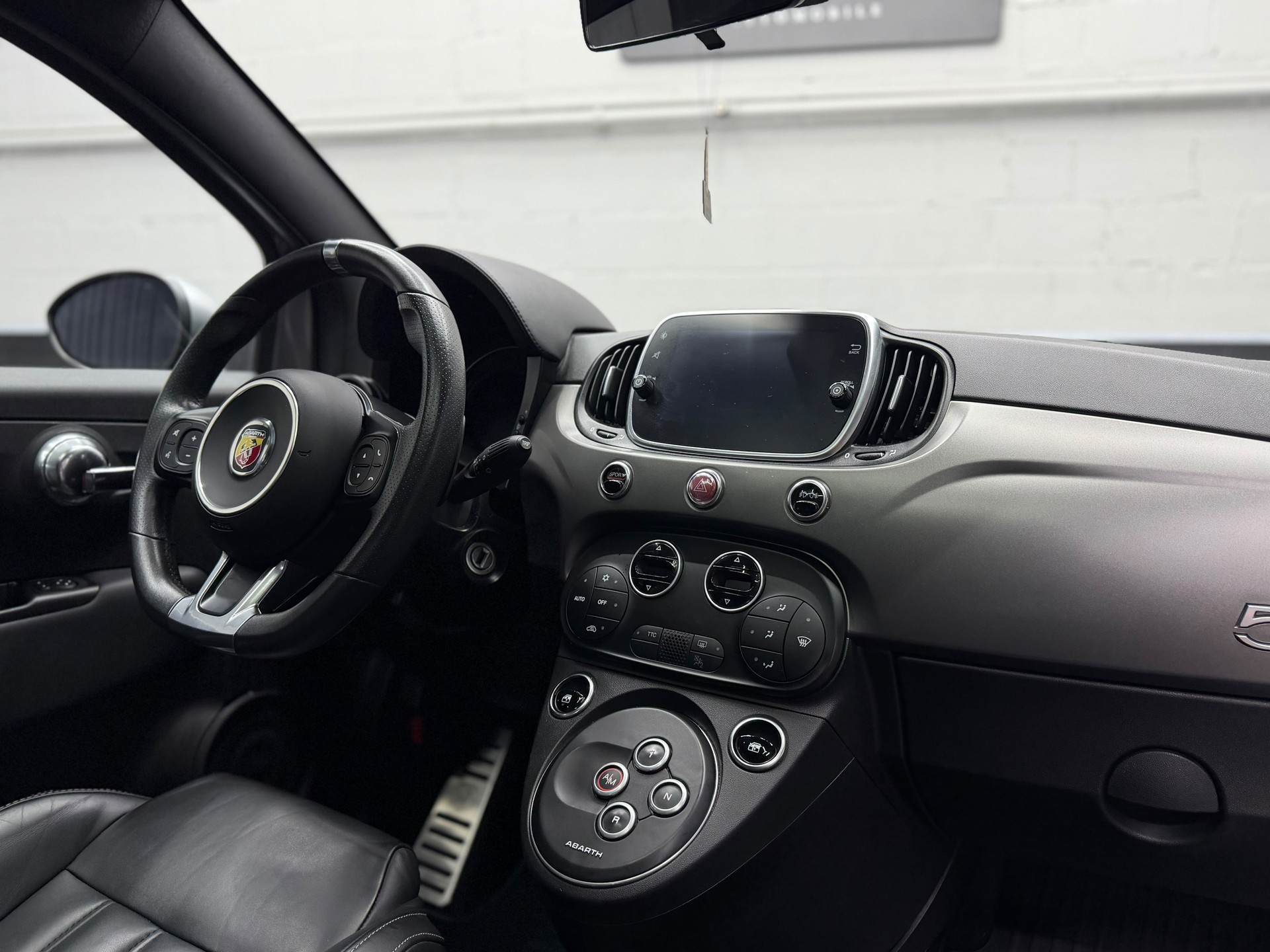FIAT 595 1.4 16V Turbo Abarth Turismo Dualogic | CH-Auto | Panorama Dach | Leder | Bi-Xenon-image-20
