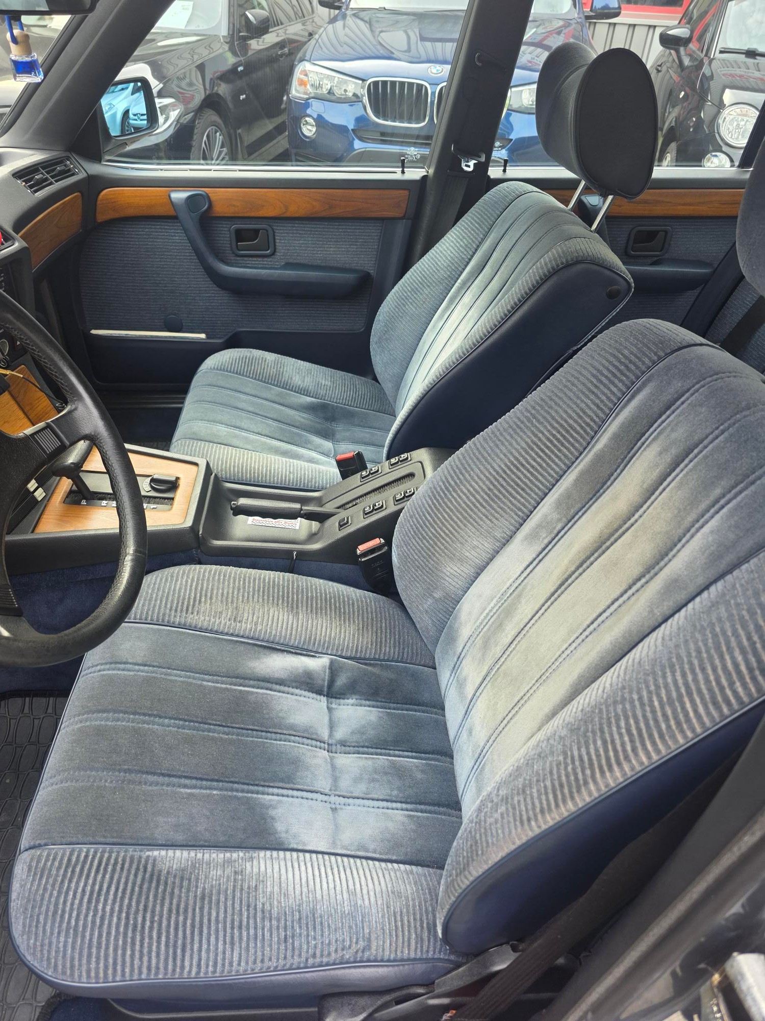 BMW 745i A-image-8