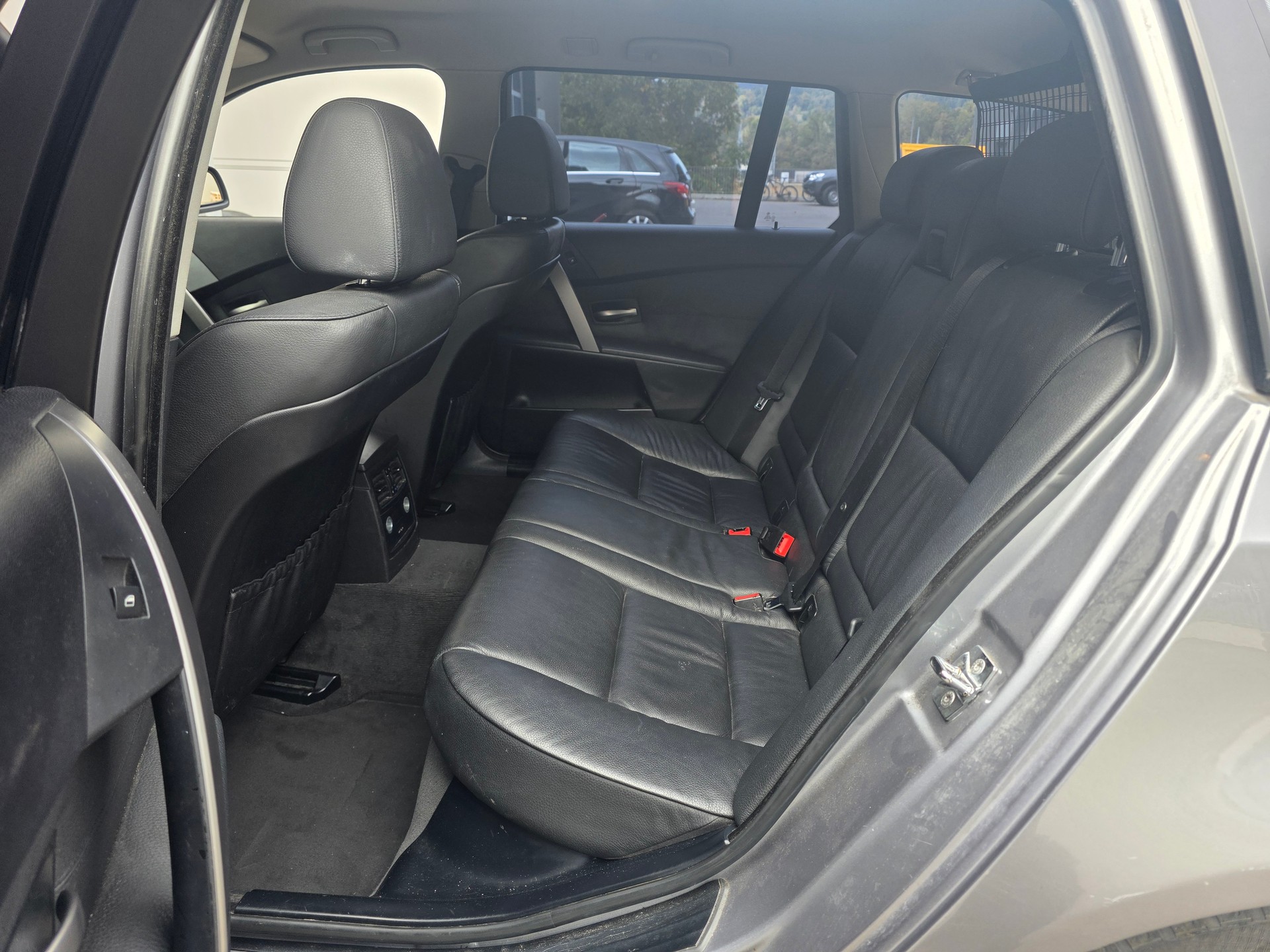 BMW 525xi Touring mit M-Paket Interieur-image-9