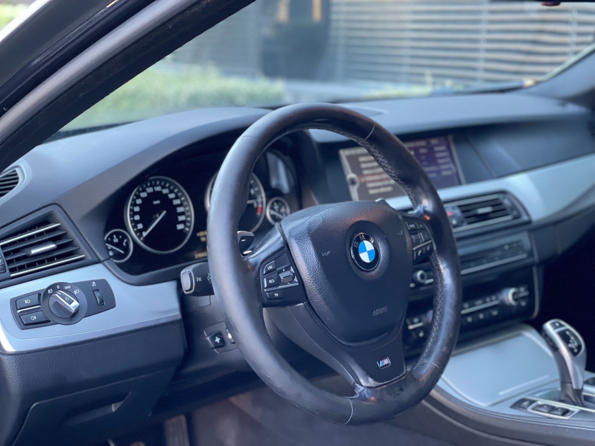 BMW 550i xDrive Steptronic-image-9