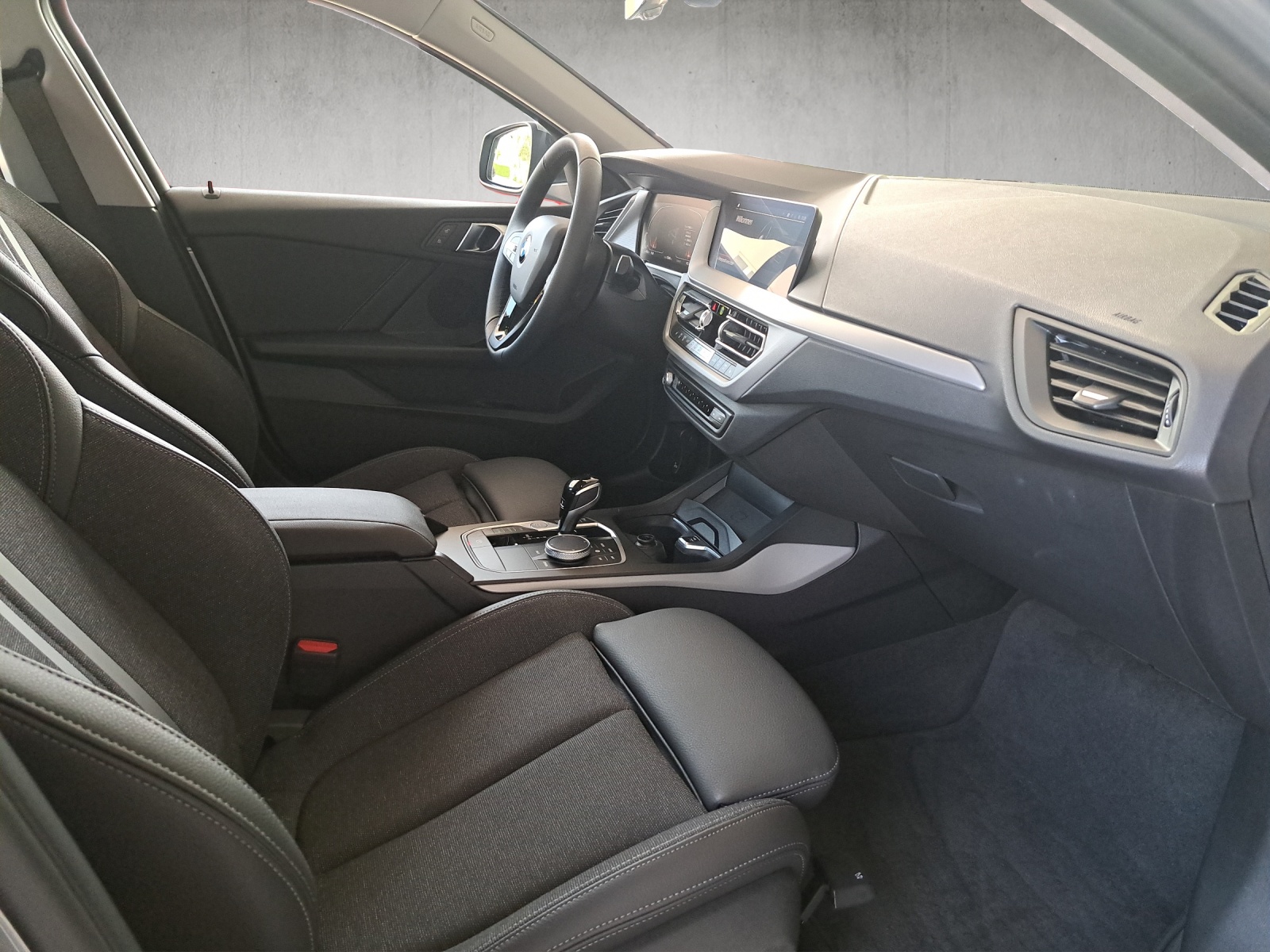 BMW 120d xDrive-image-14