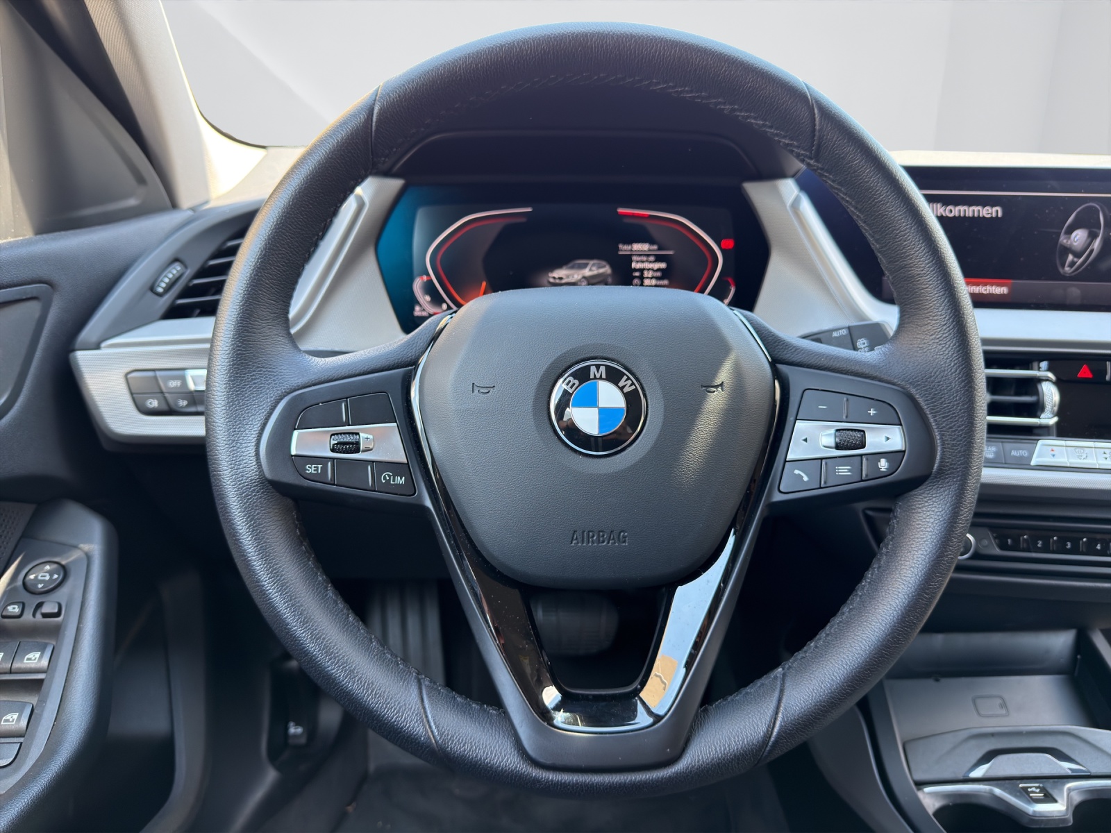 BMW 120d xDrive-image-16