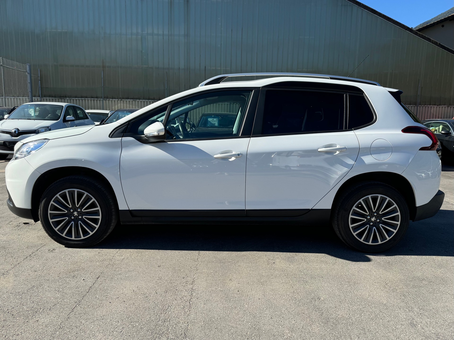 PEUGEOT 2008 1.2 PureTech Active-image-6