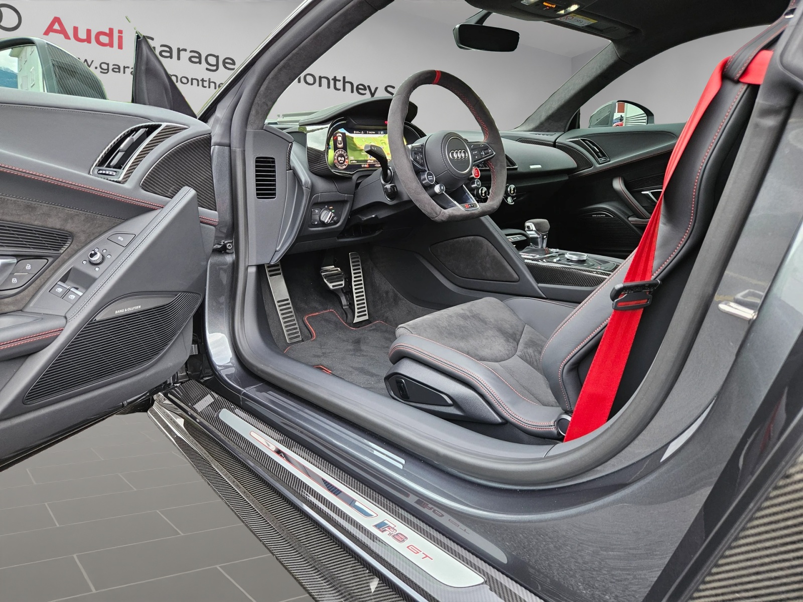 AUDI R8 Coupé GT RWD S-Tronic-image-9