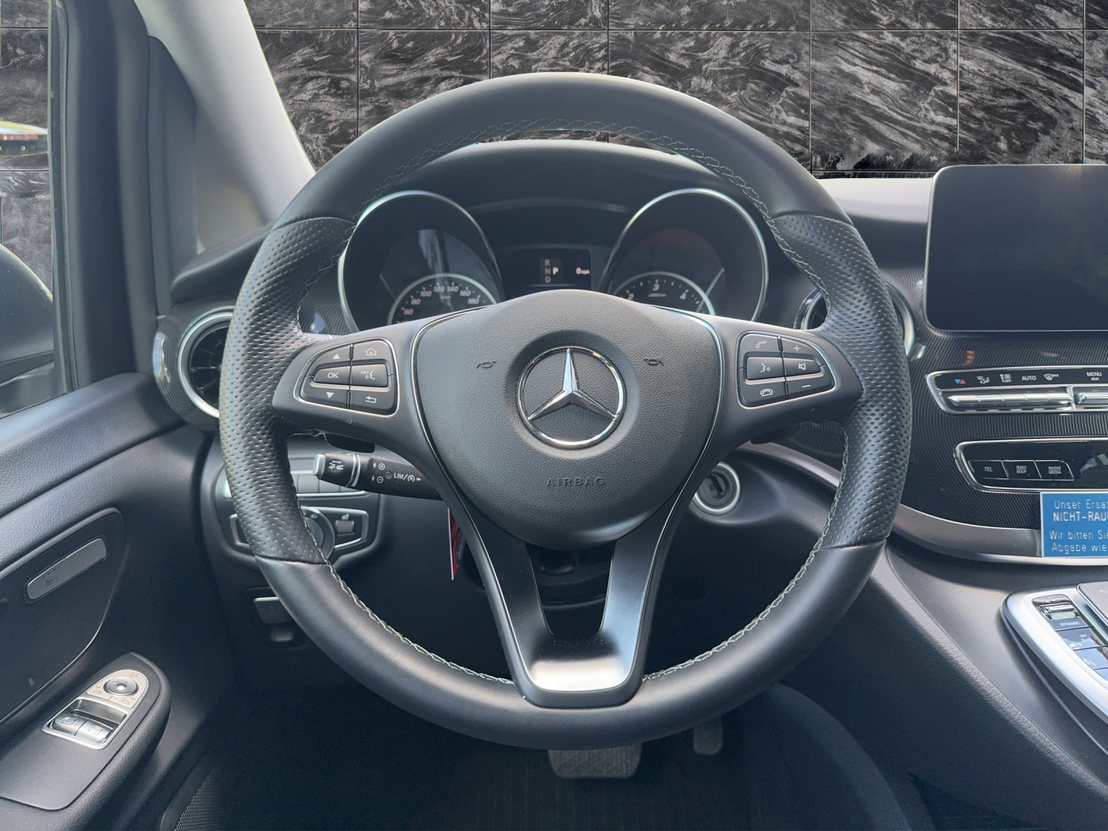 MERCEDES-BENZ V 300 d lang 4Matic 9G-Tronic-image-12