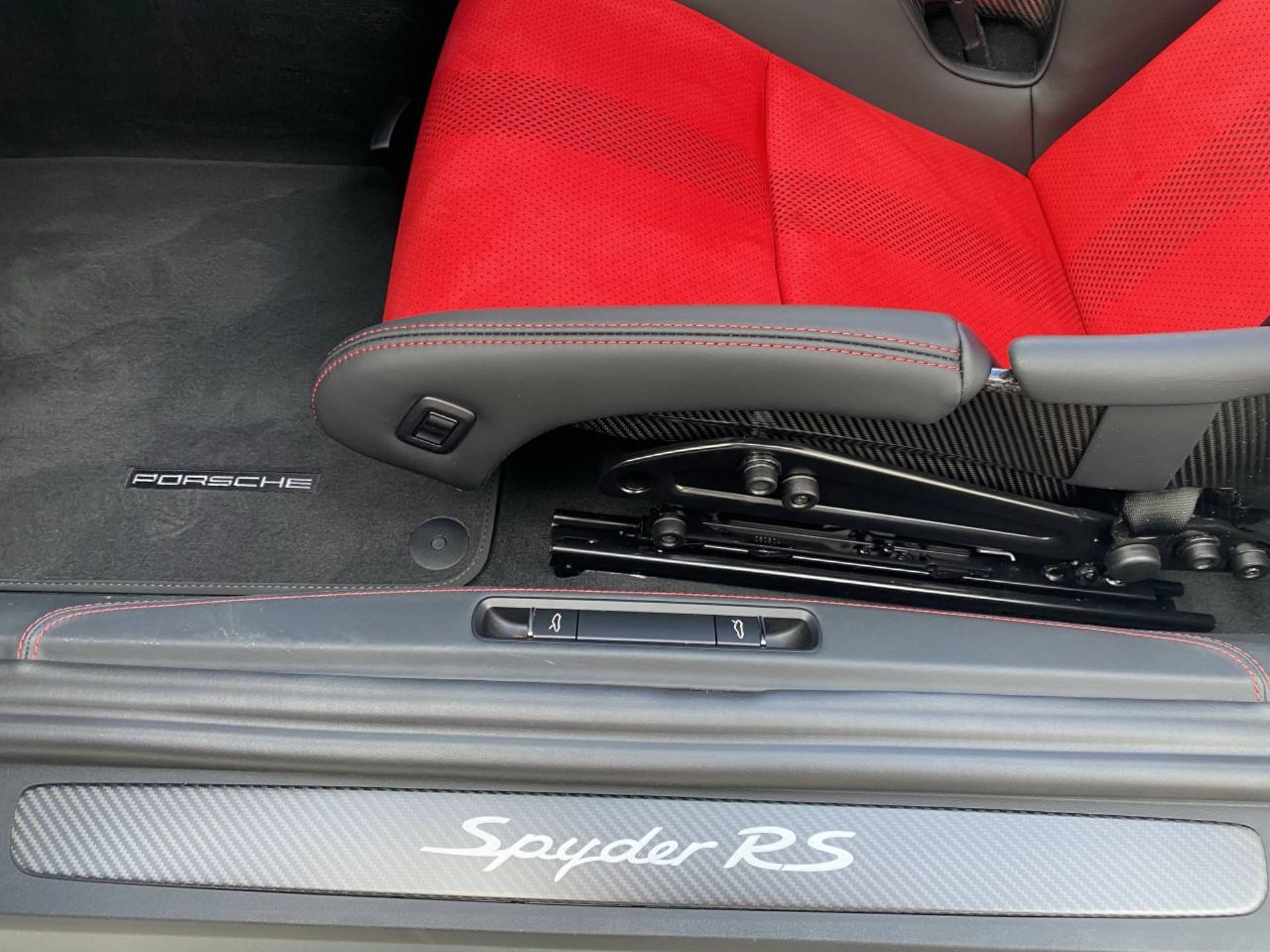 PORSCHE 718 Spyder RS-image-14