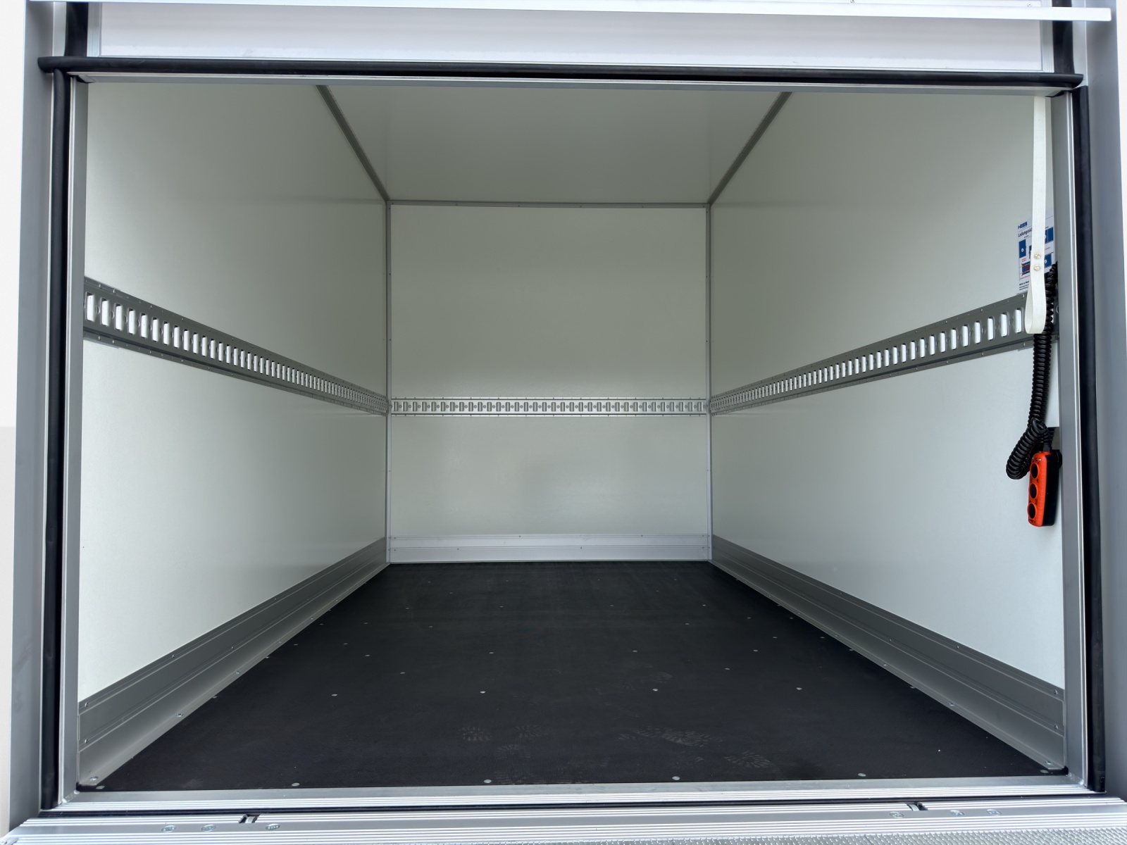 VW Crafter 35 2.0 TDI Koffer/Hebebuhne Champion L3-image-11