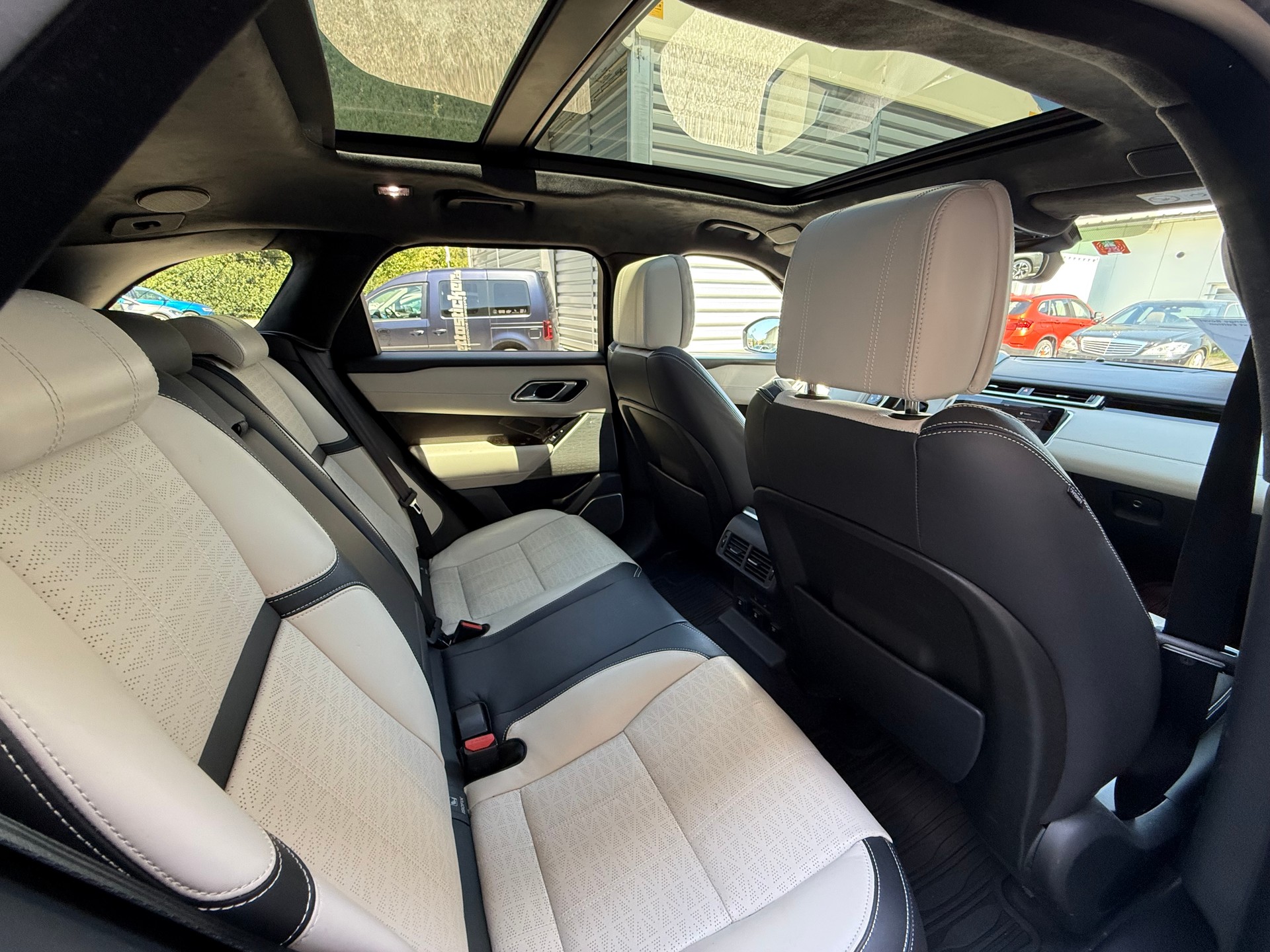 LAND ROVER Range Rover Velar D 300 First Edition Automatic-image-8