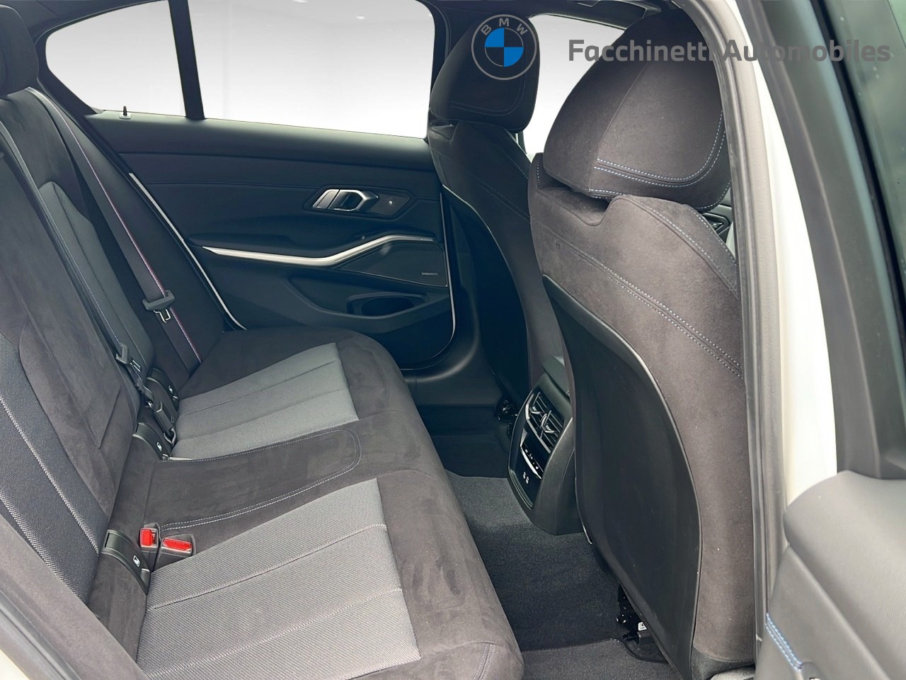 BMW 320d xDrive 48V Steptronic M Sport Pro-image-11