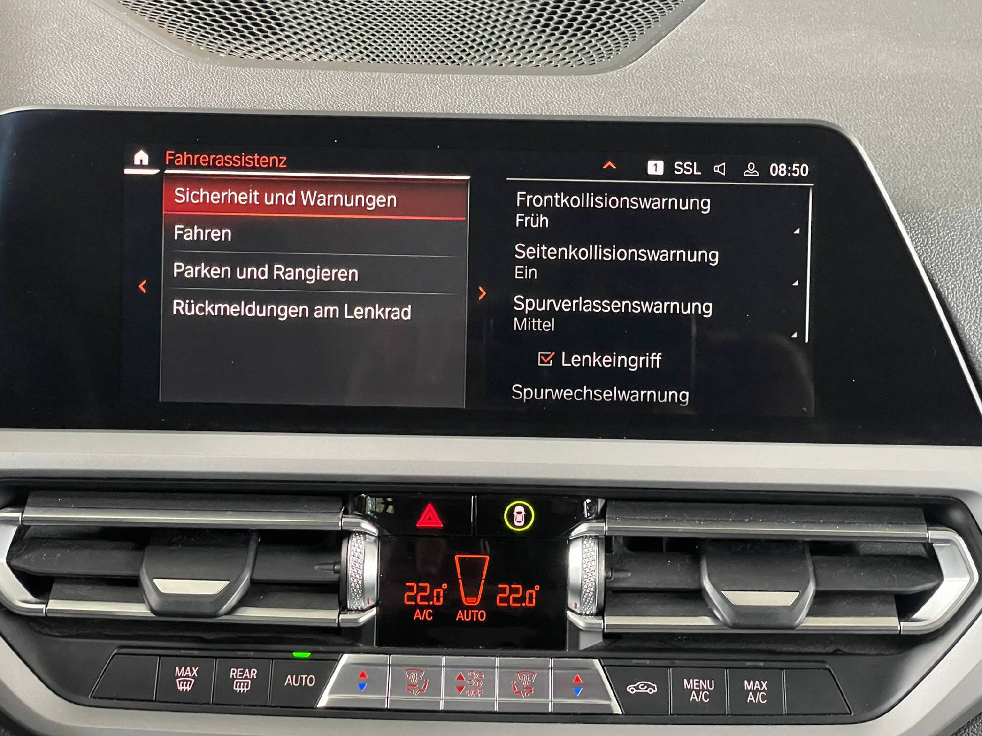BMW 320d xDrive Touring-image-10