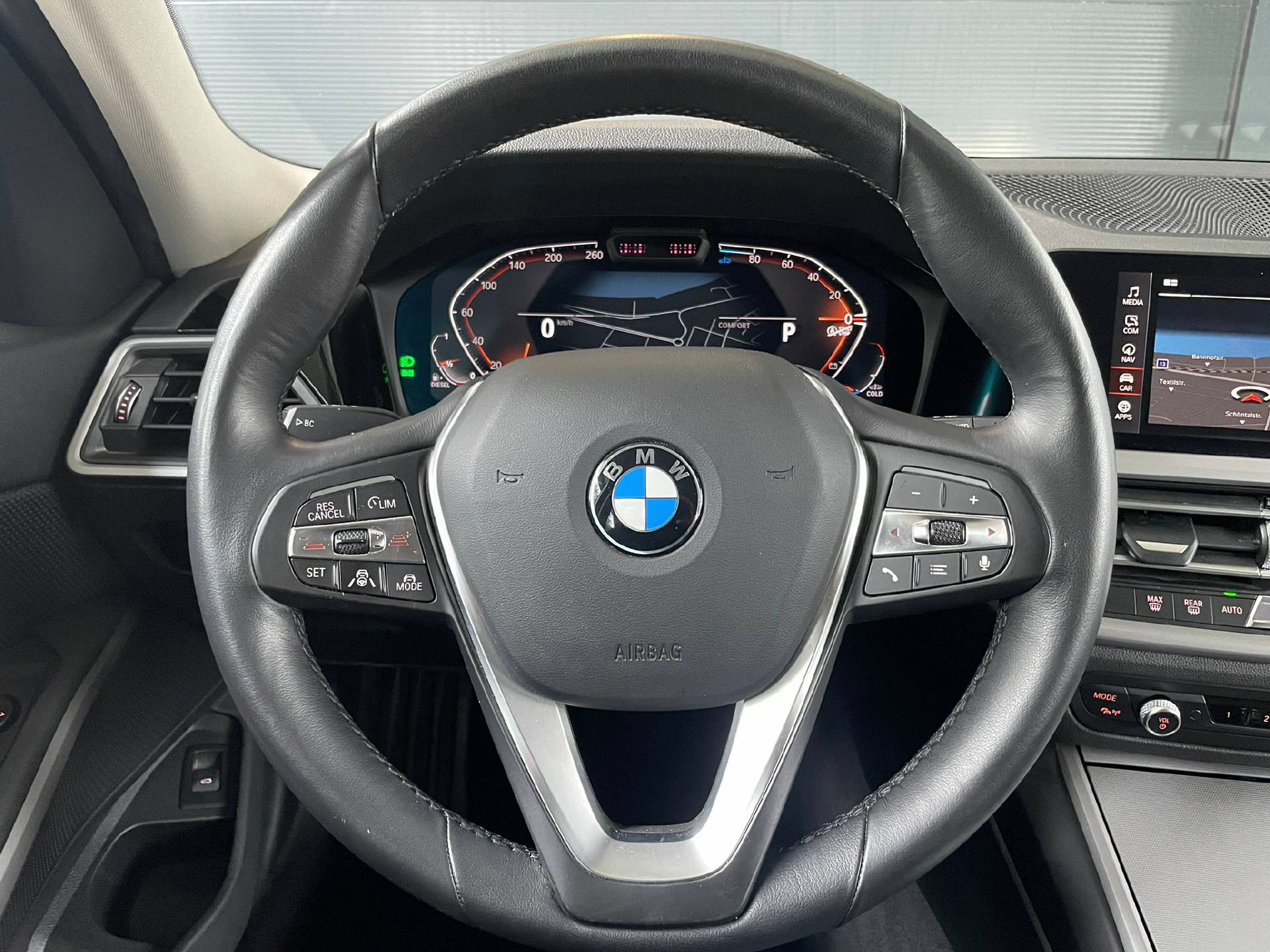BMW 320d xDrive Touring-image-7