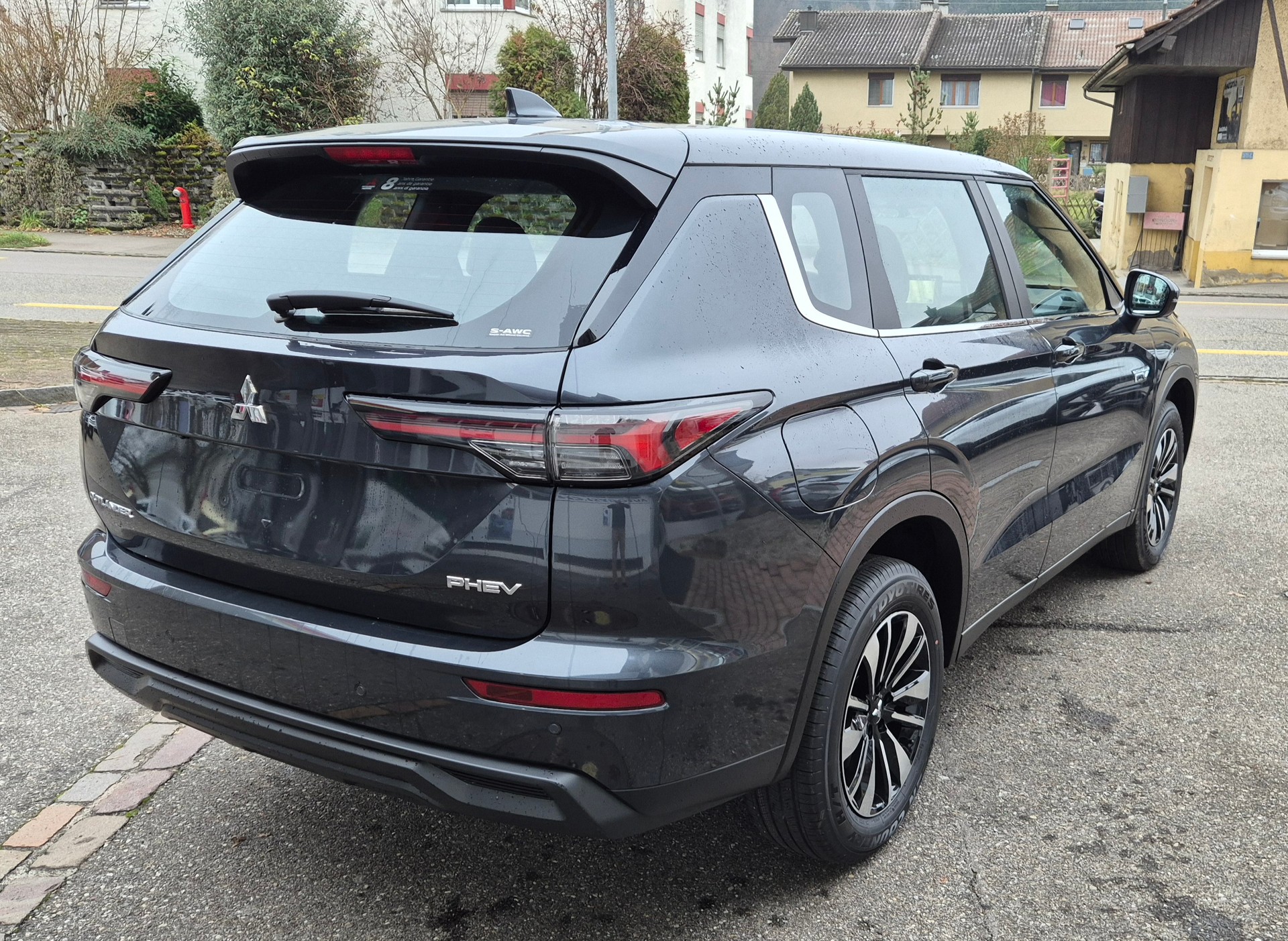 MITSUBISHI Outlander 2.4 PHEV Inform Helvetia-image-2