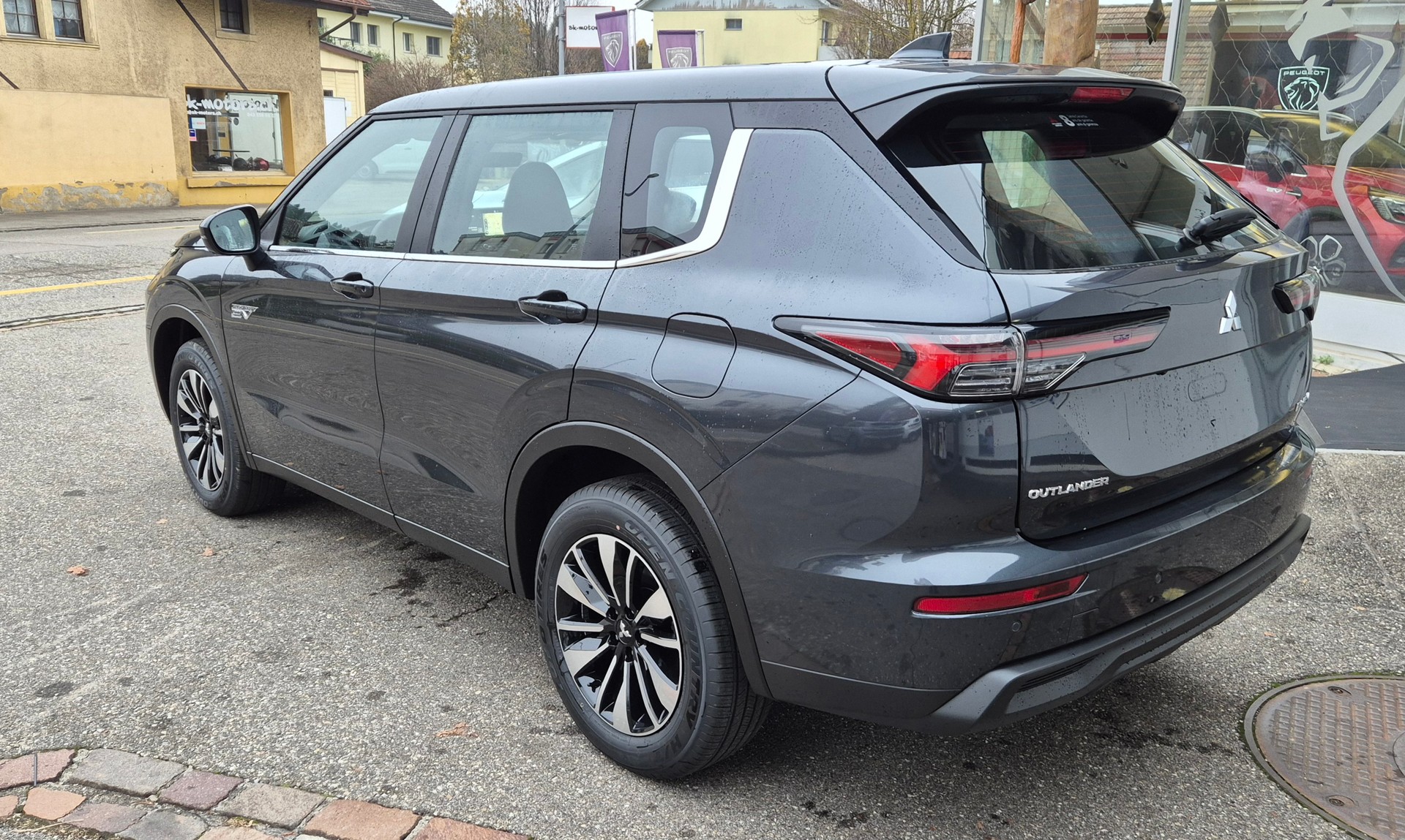 MITSUBISHI Outlander 2.4 PHEV Inform Helvetia-image-1