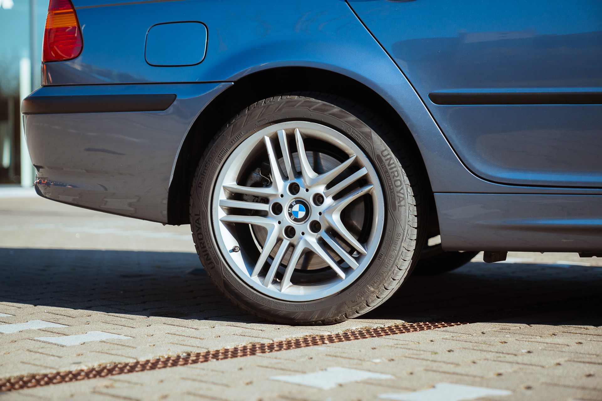 BMW 330xi-image-7