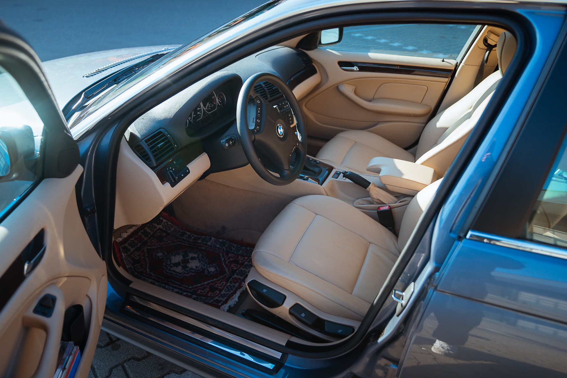 BMW 330xi-image-4