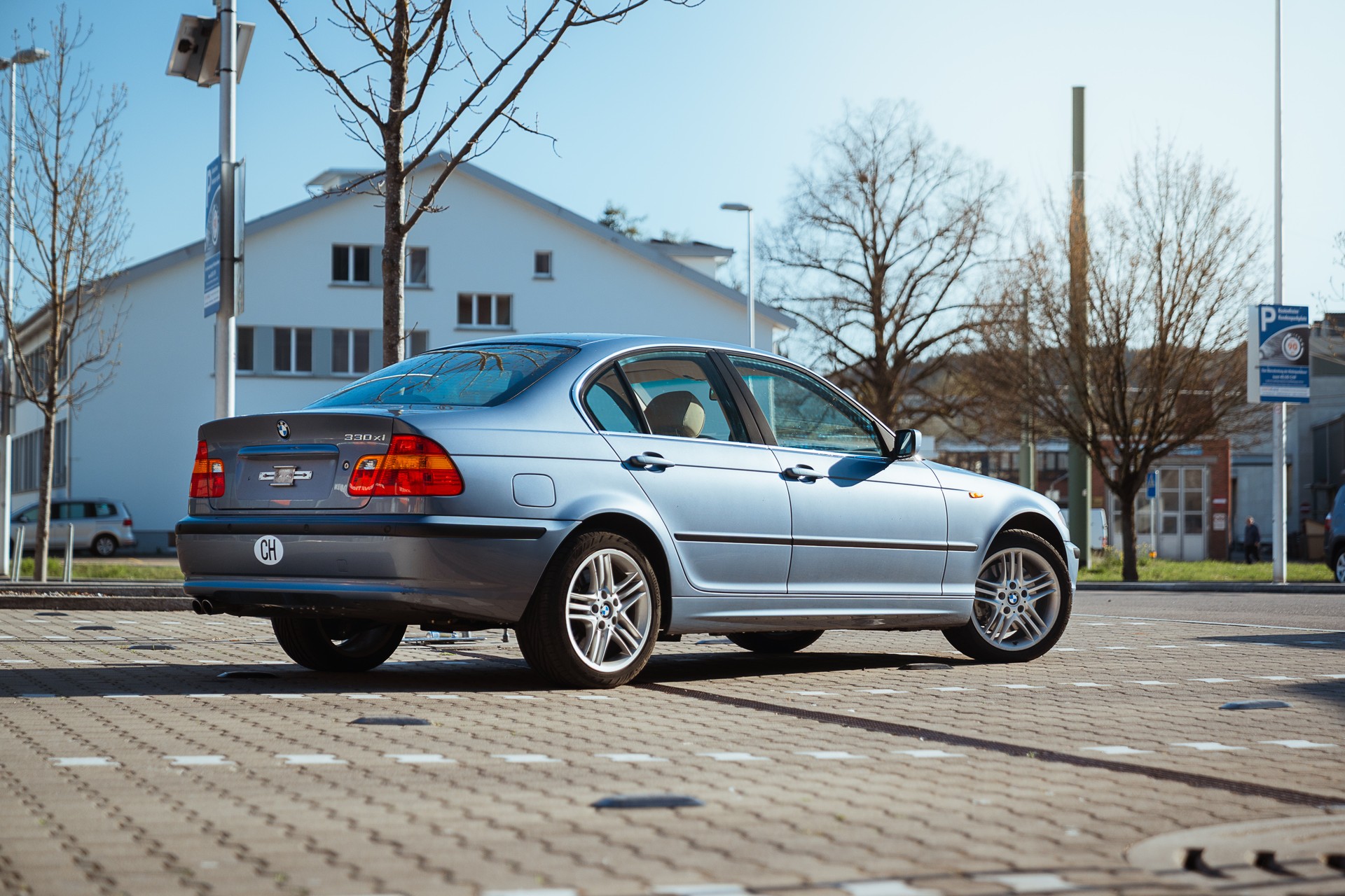 BMW 330xi-image-1