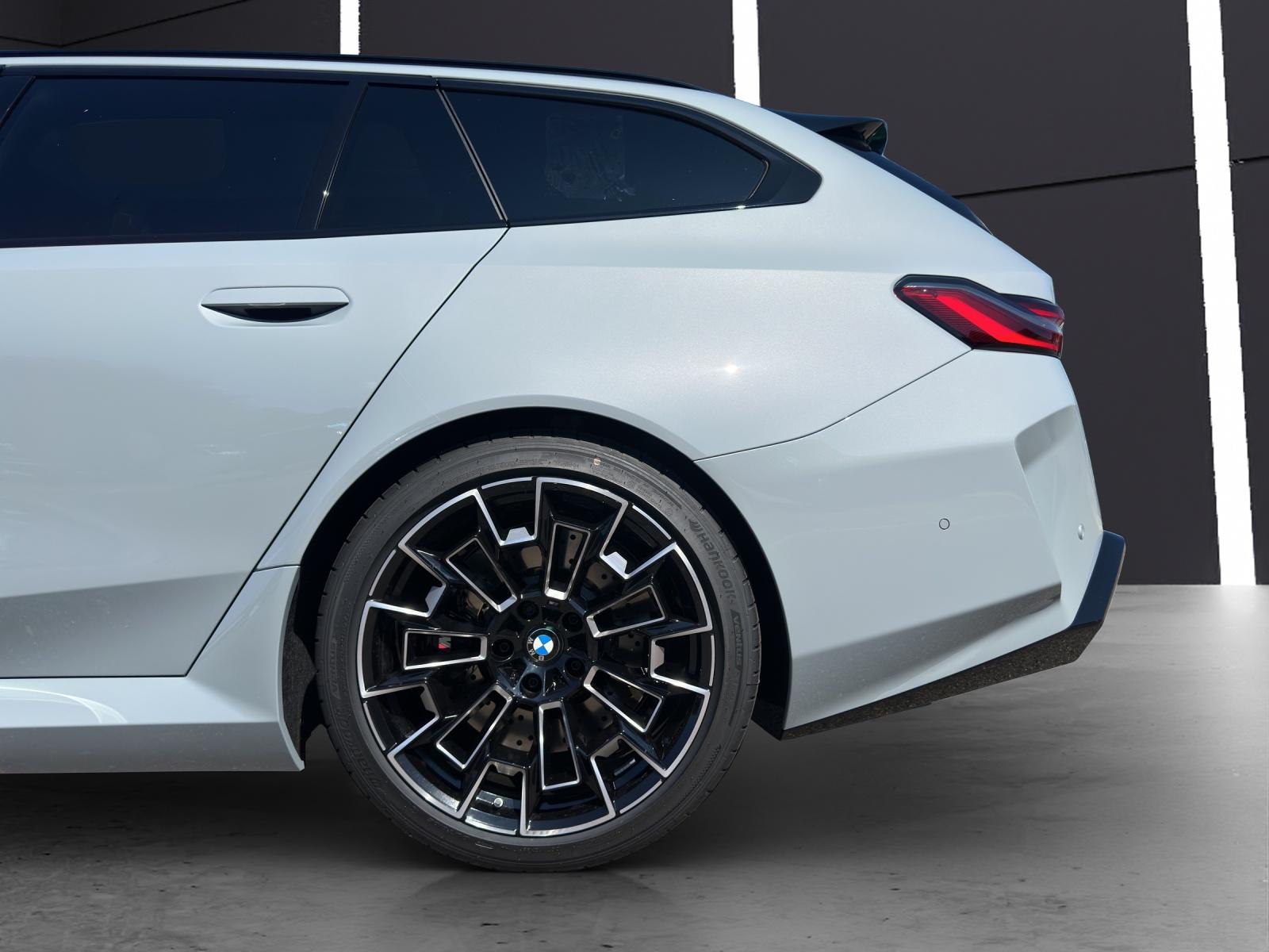 BMW M5 xDrive Touring-image-15