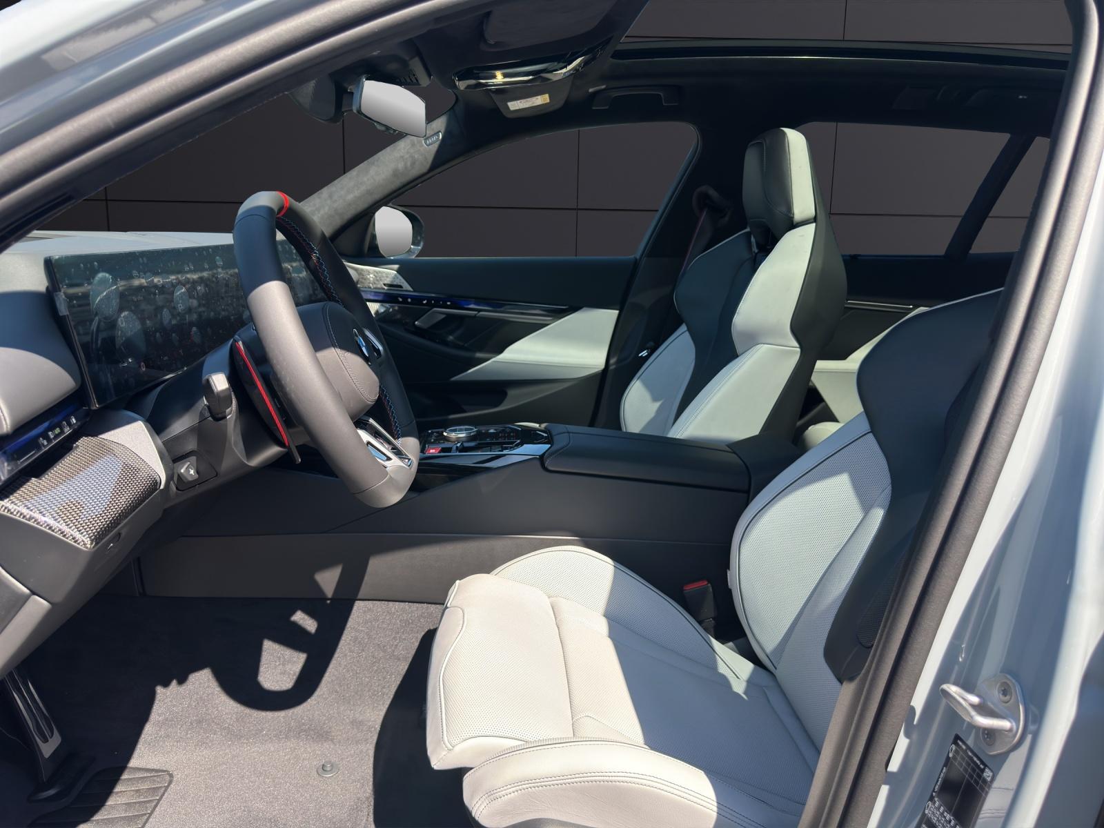 BMW M5 xDrive Touring-image-5
