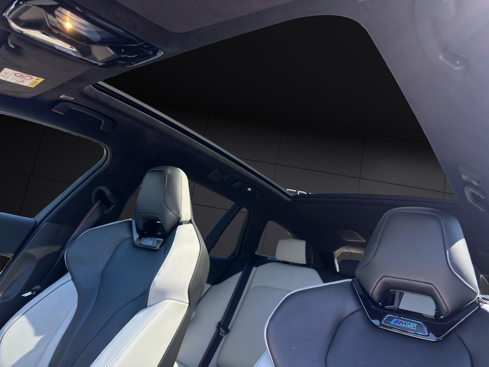 BMW M5 xDrive Touring-image-11