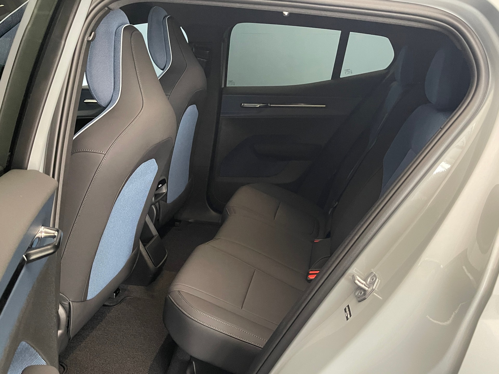 VOLVO EX30 Single Motor Extended Range Core-image-10