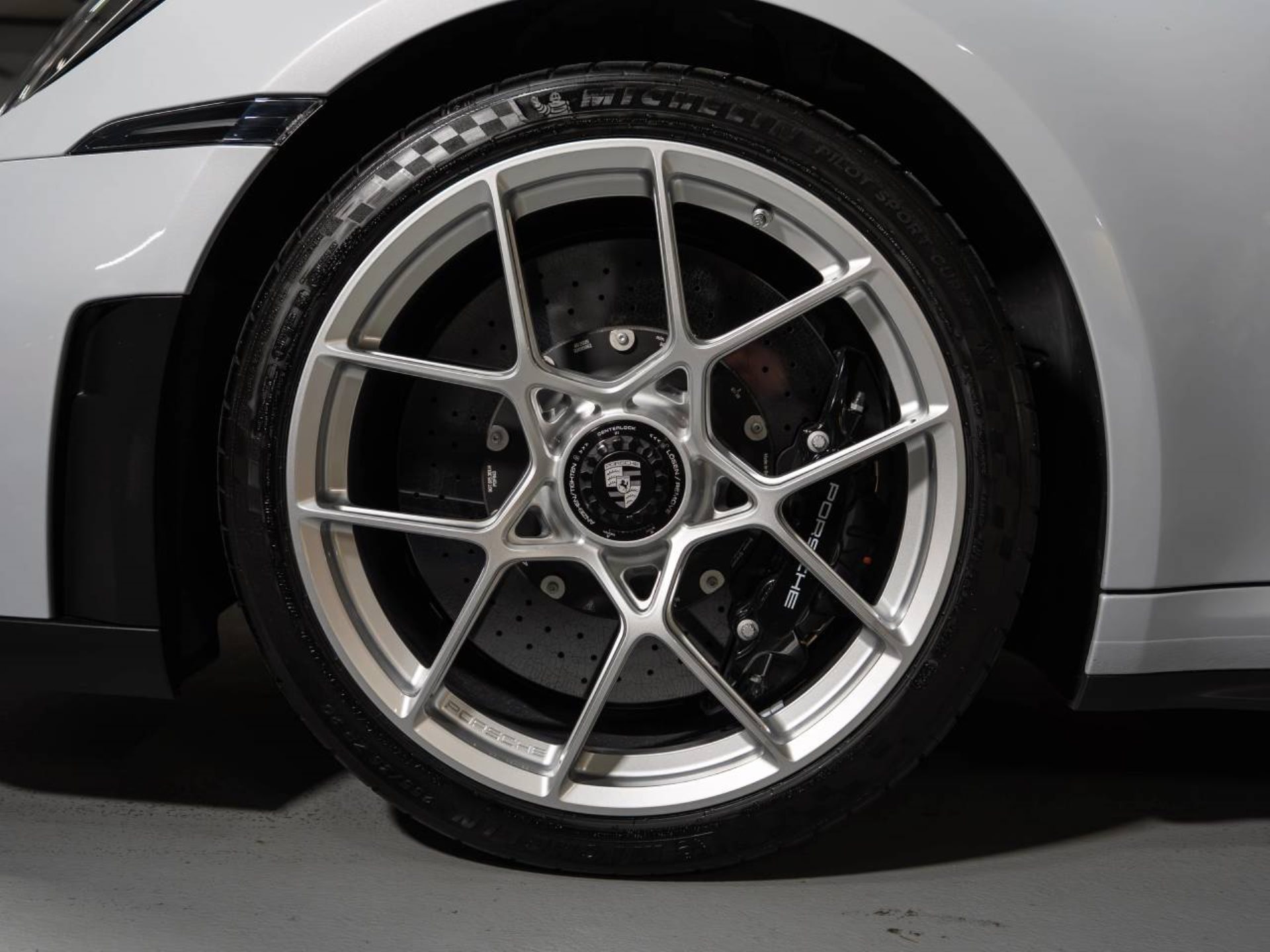 PORSCHE 911 GT3 avec Paquet Touring-image-22