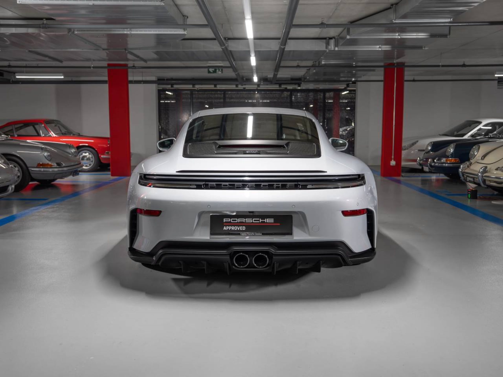 PORSCHE 911 GT3 avec Paquet Touring-image-6