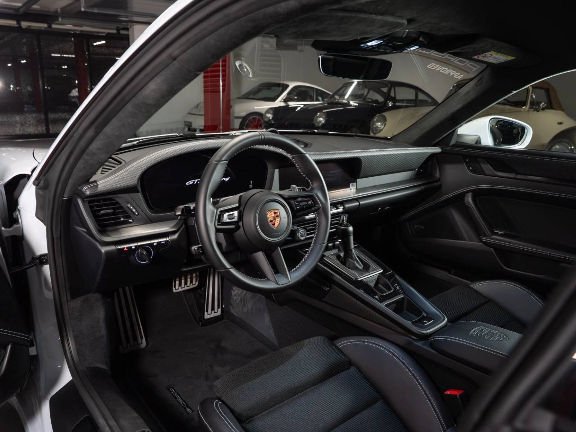 PORSCHE 911 GT3 avec Paquet Touring-image-3