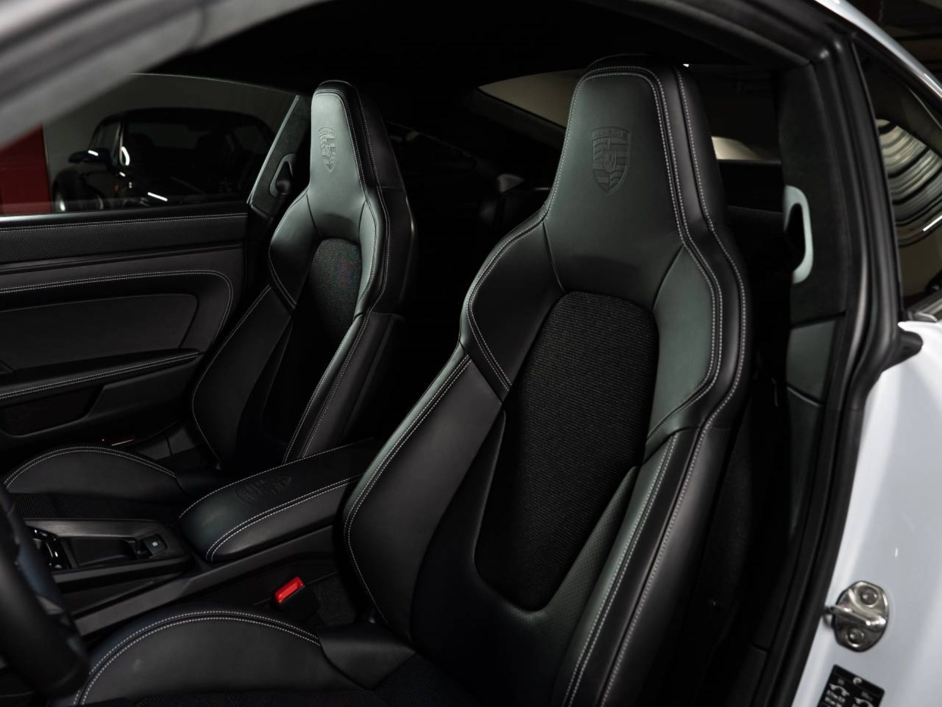 PORSCHE 911 GT3 avec Paquet Touring-image-4