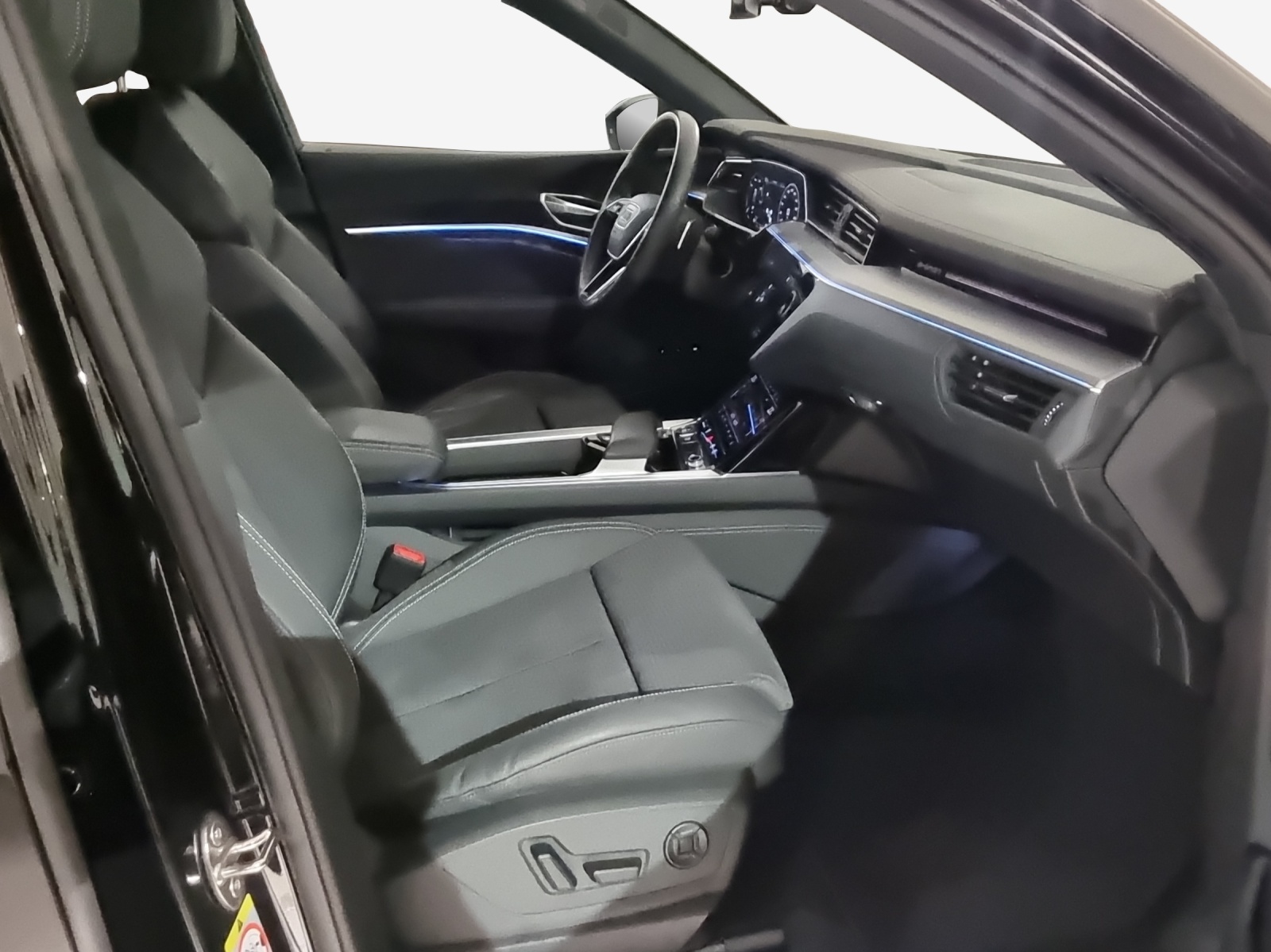 AUDI e-tron 55 S Line Black Edition quattro-image-16
