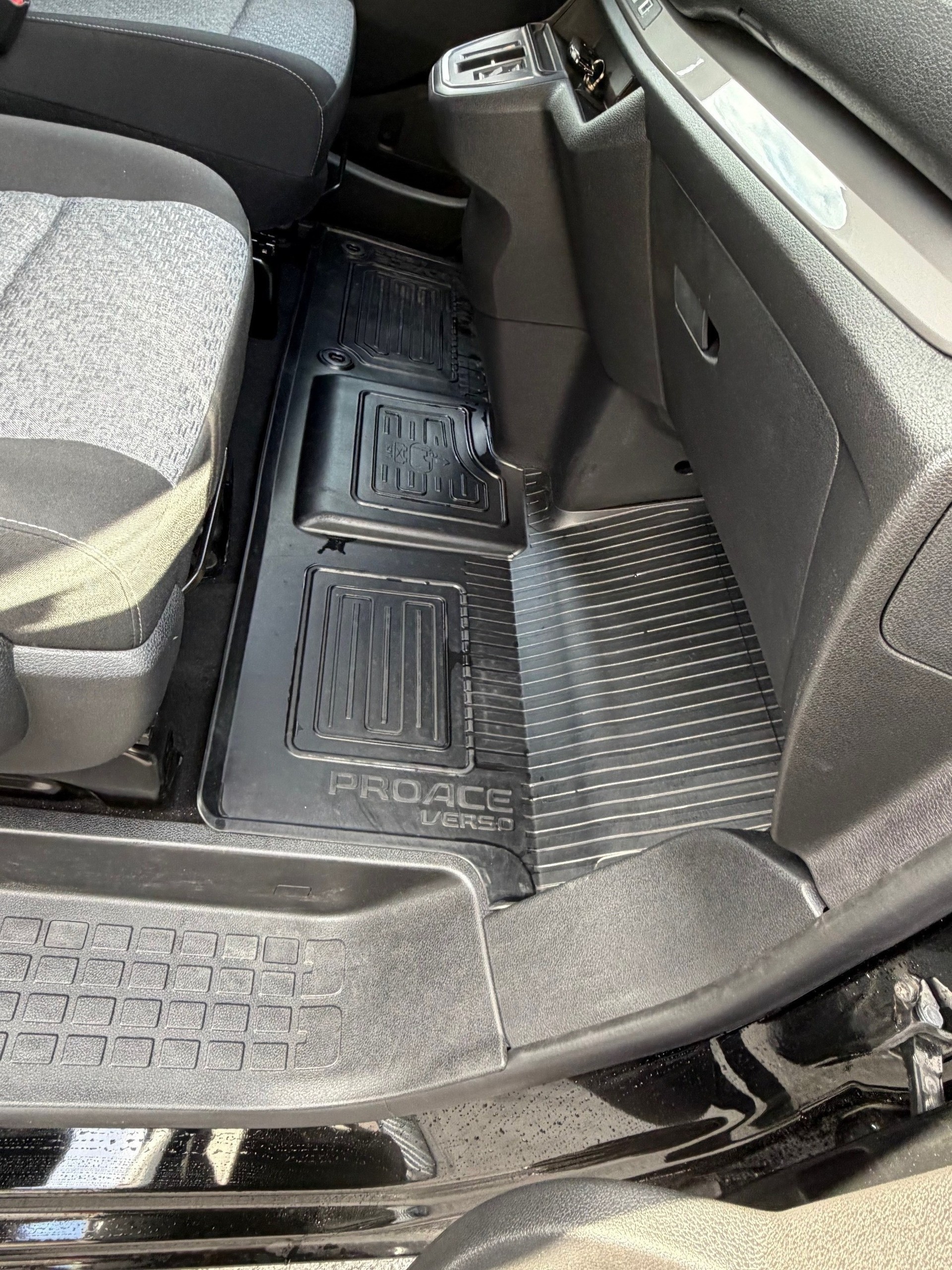 PEUGEOT Traveller 2.0 BlueHDi Business Standard EAT8-image-13