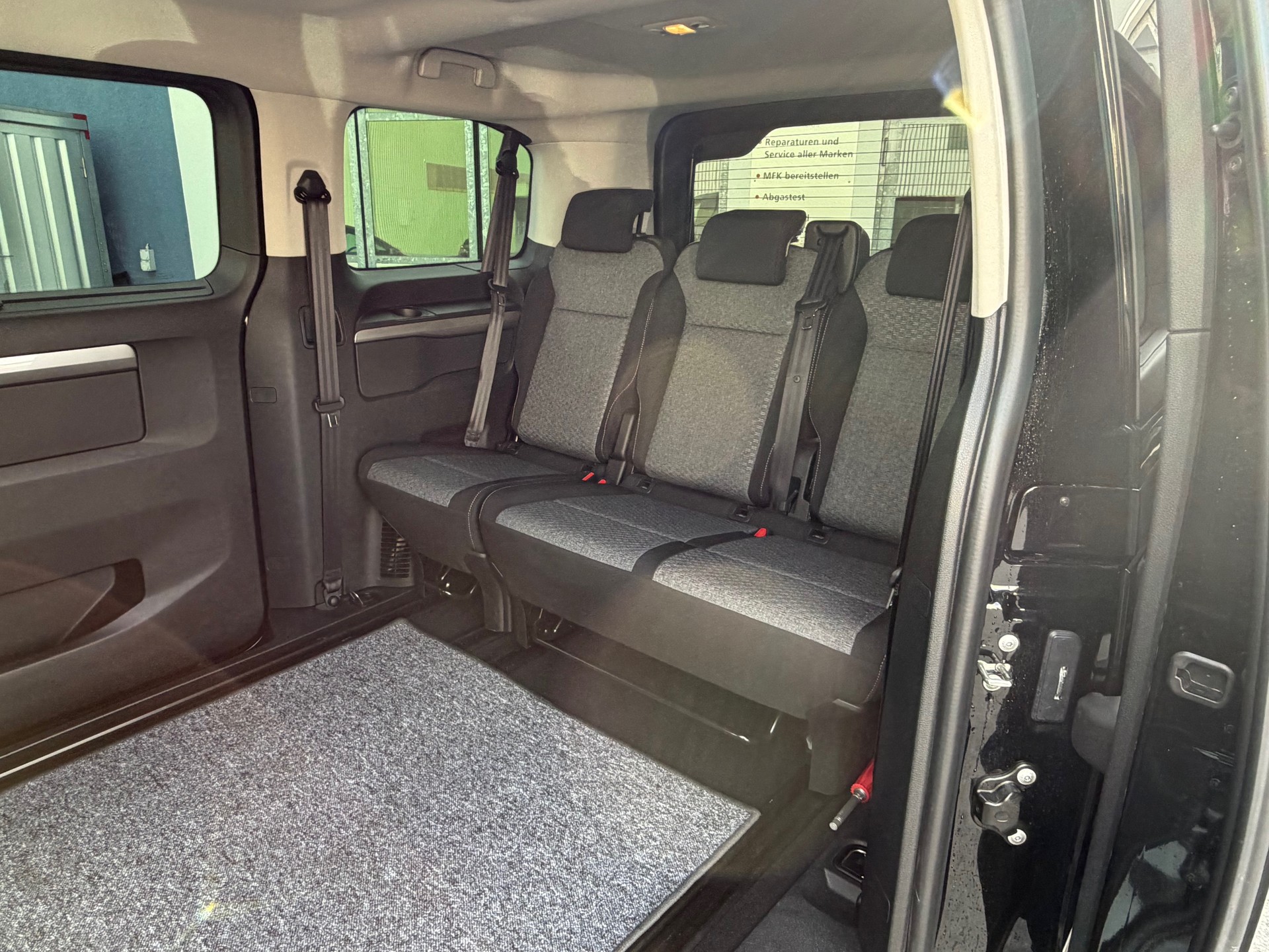 PEUGEOT Traveller 2.0 BlueHDi Business Standard EAT8-image-11