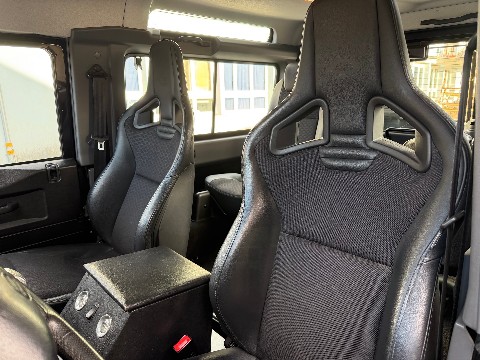 LAND ROVER Defender 90 SW 2.4Tdc SVX-image-7