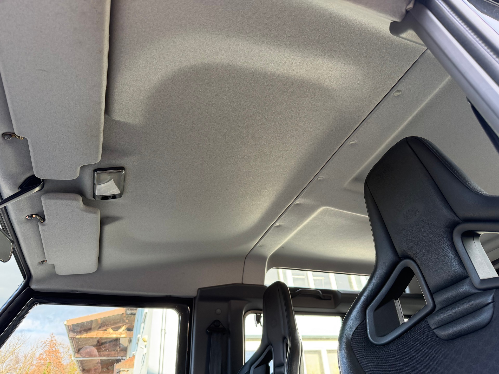 LAND ROVER Defender 90 SW 2.4Tdc SVX-image-9