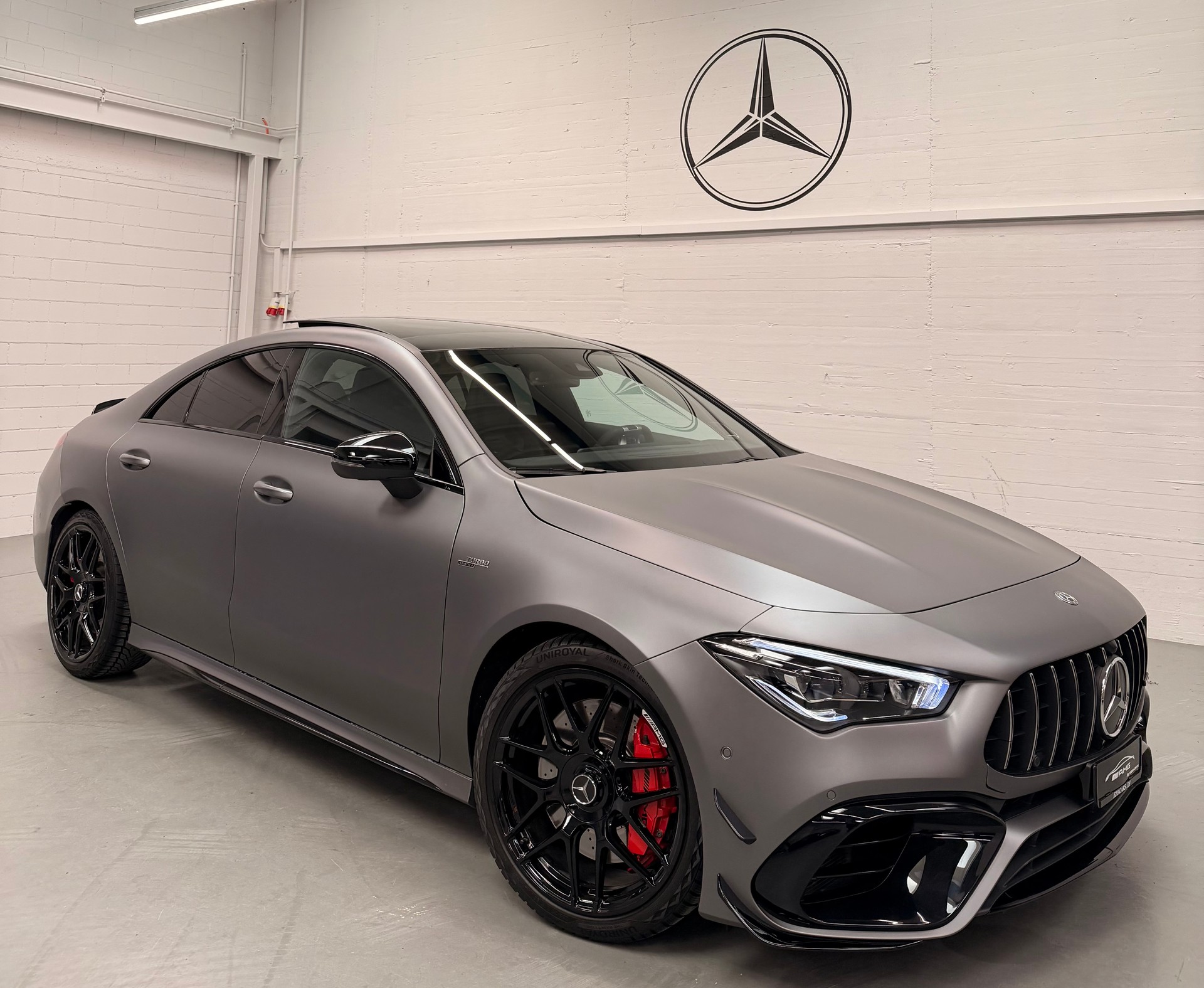 MERCEDES-BENZ CLA 45 S AMG 4Matic+ 8G-DCT Mattgray Black Performance Aktionsleasing ab 499.- mit 2 Jahre Garantie op-showroom-element-3