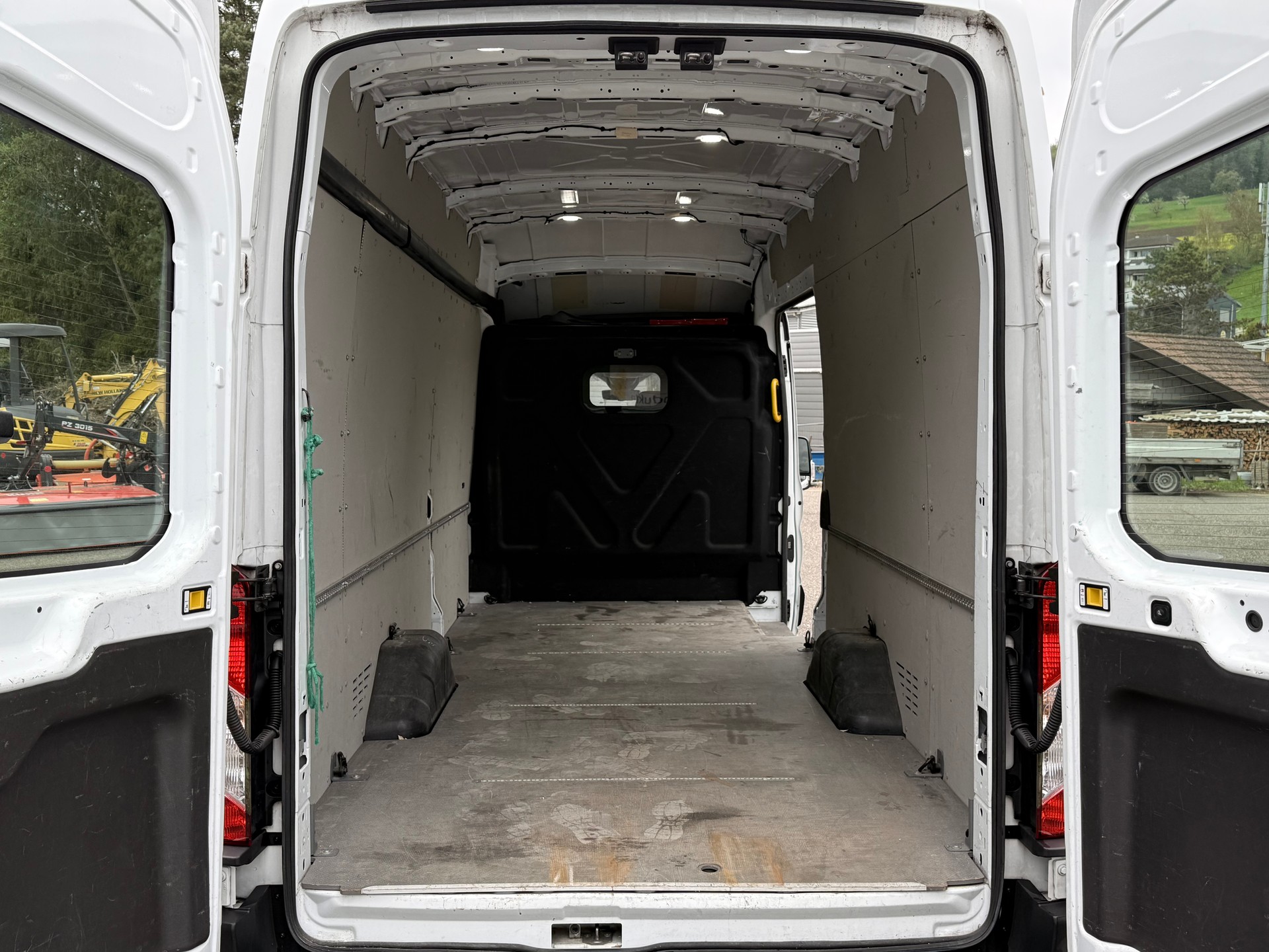FORD Transit Van 350 L4 Trend 2.0 TDCi 130 RWD-image-10