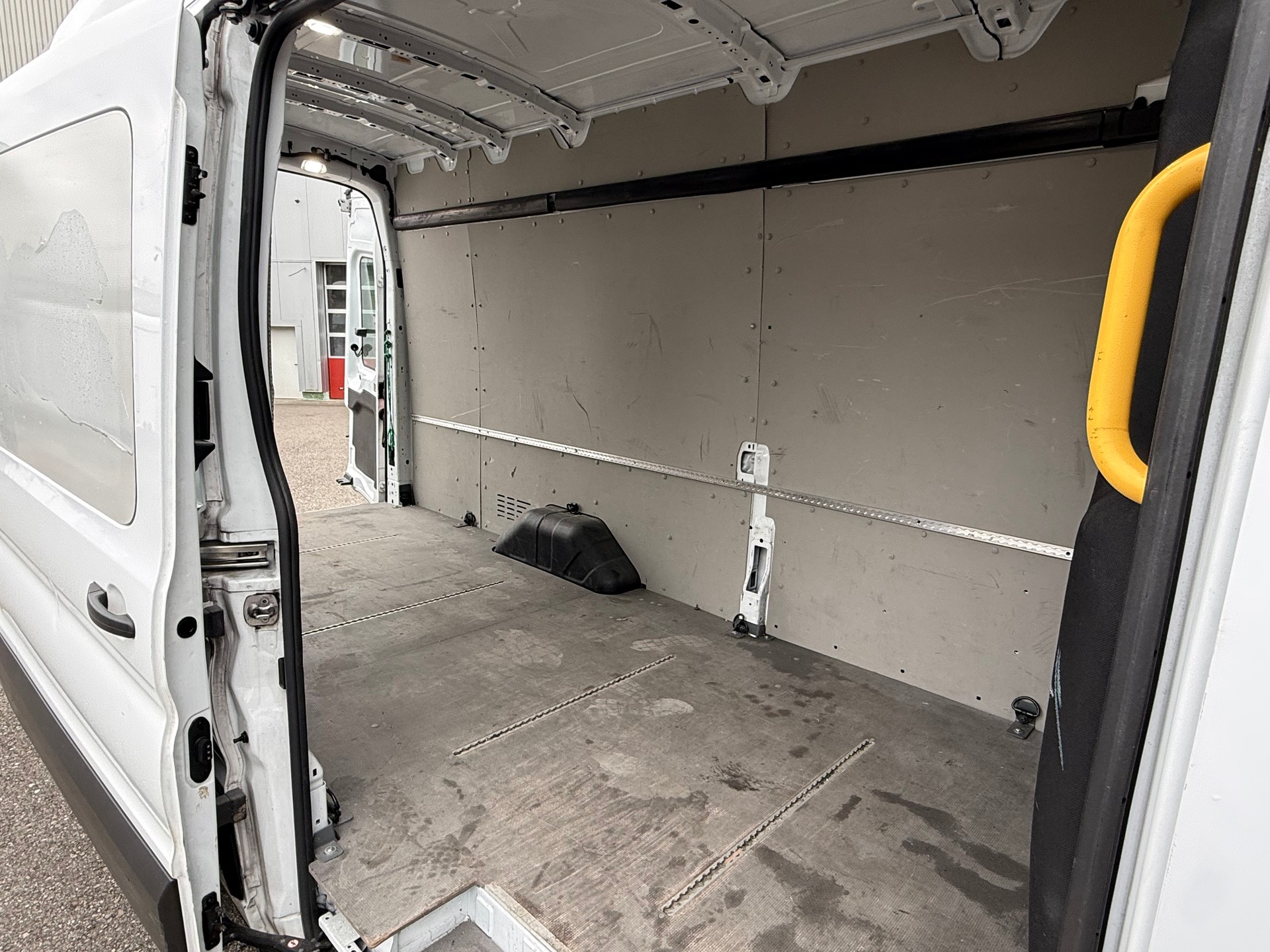 FORD Transit Van 350 L4 Trend 2.0 TDCi 130 RWD-image-9