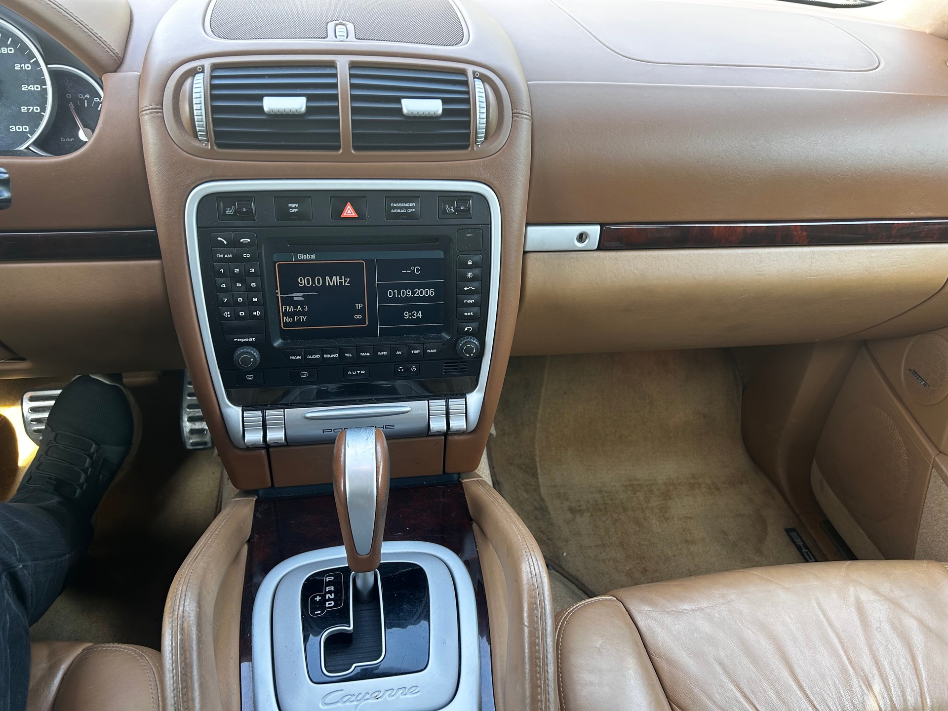 PORSCHE Cayenne Turbo-image-14