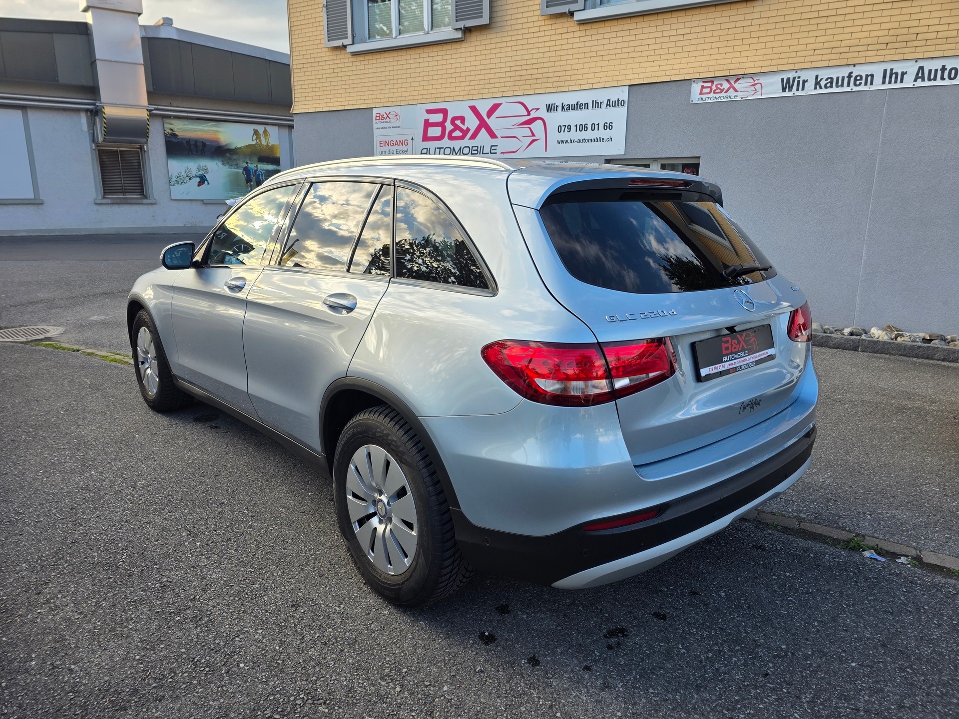 MERCEDES-BENZ GLC 220 d 4Matic 9G-Tronic-image-4