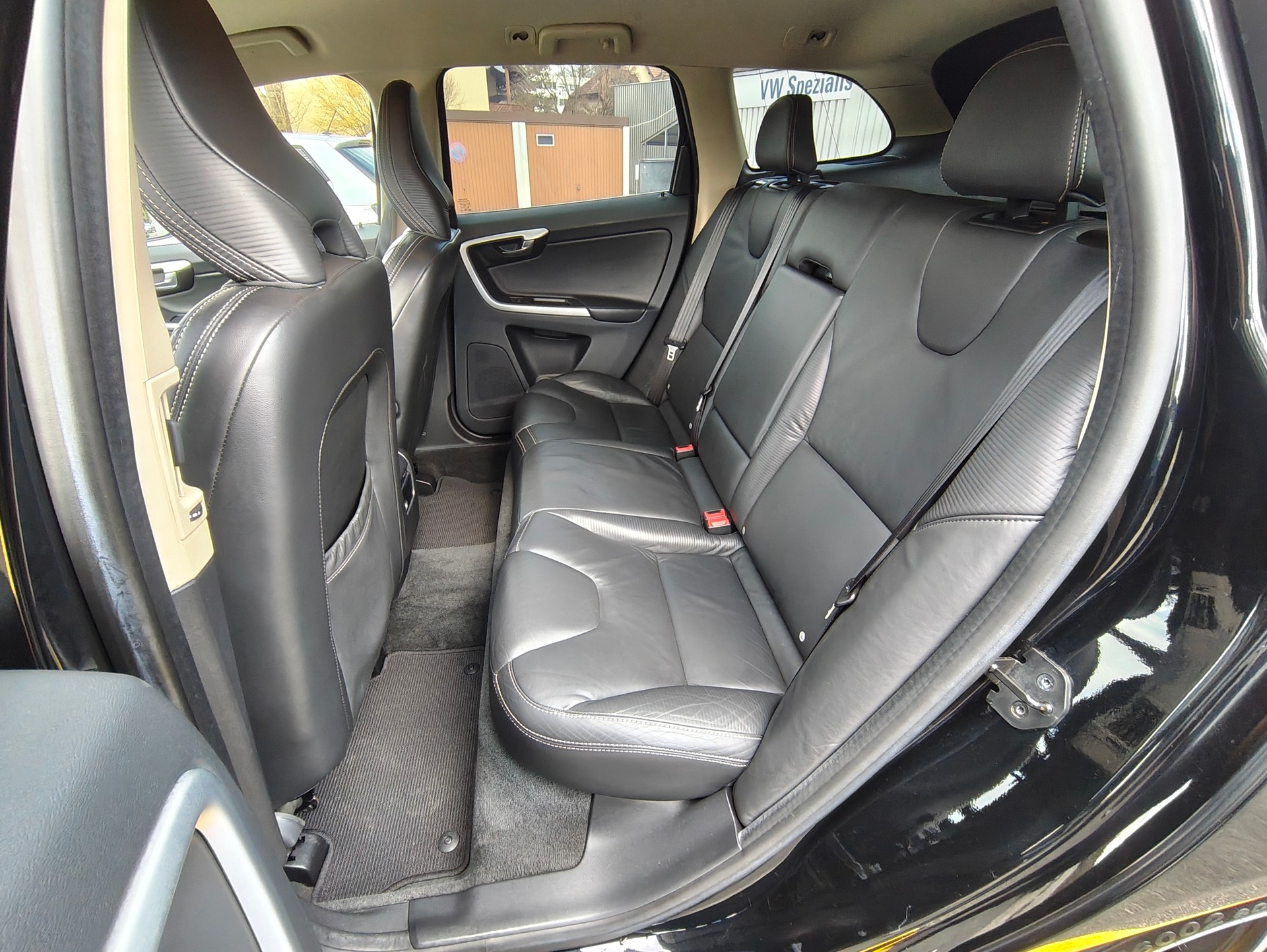 VOLVO XC60 D5 AWD R-Design Geartronic-image-8