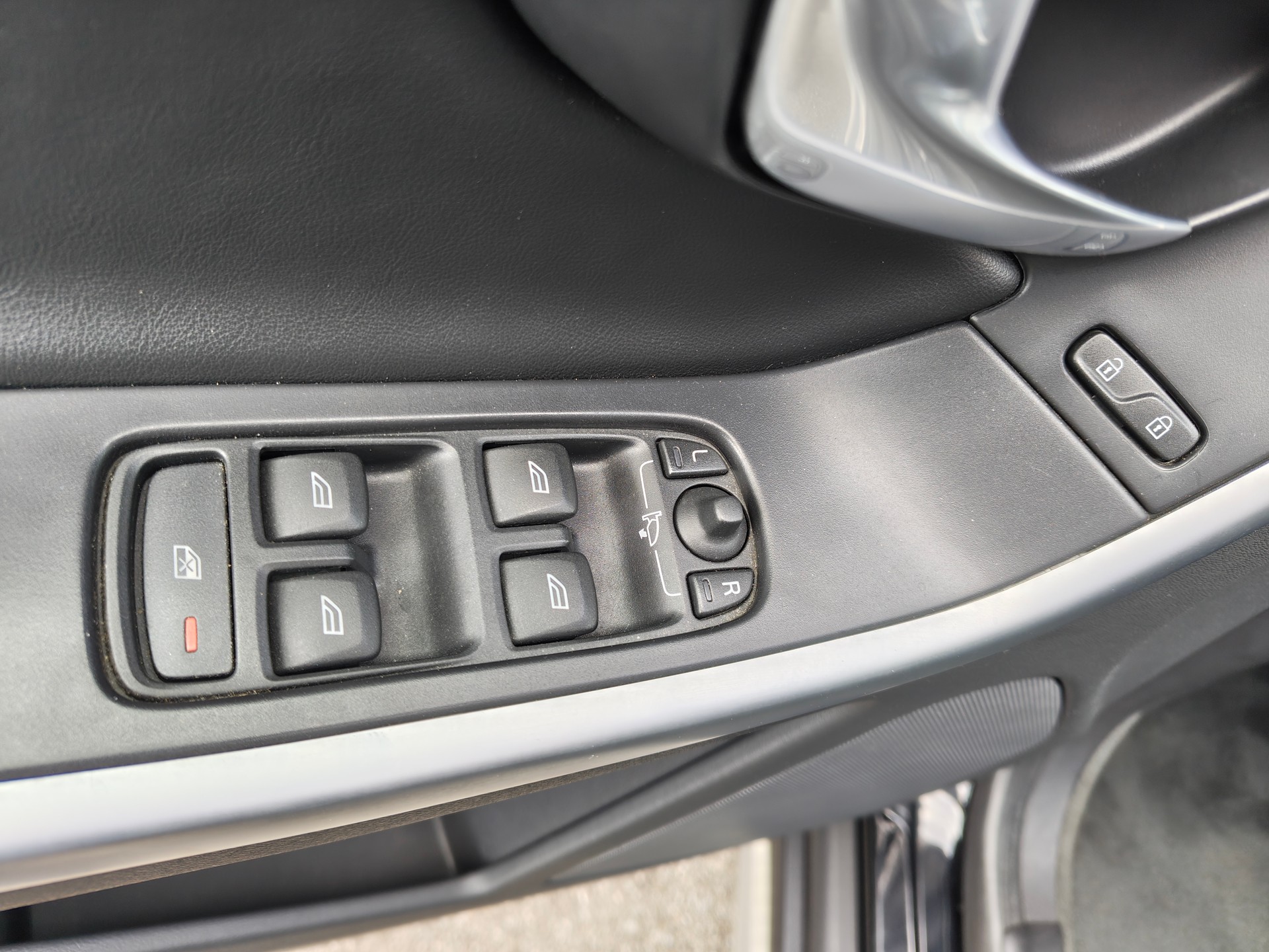 VOLVO XC60 D5 AWD R-Design Geartronic-image-4