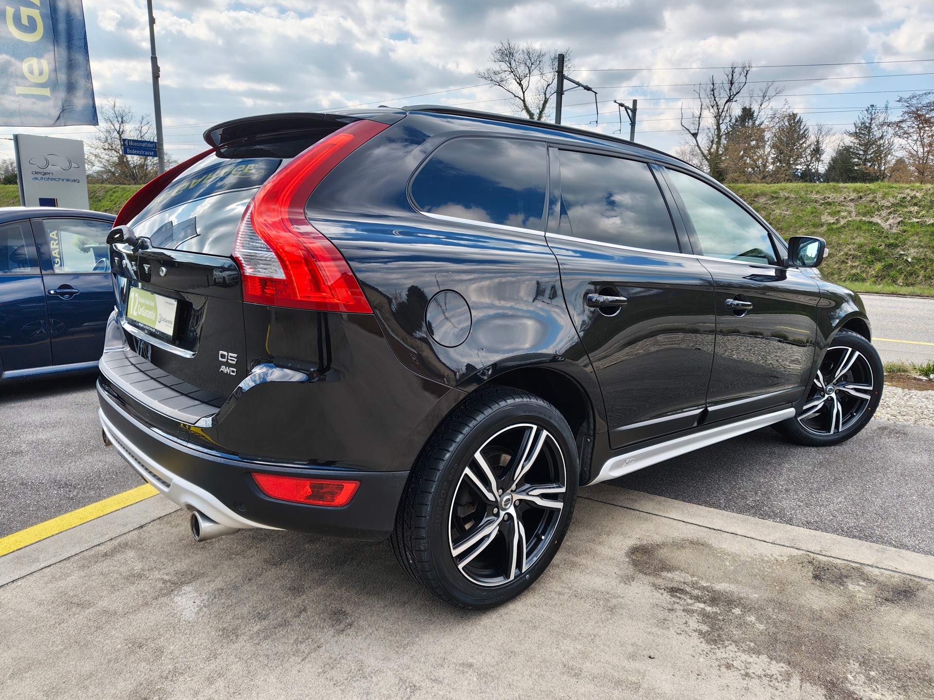 VOLVO XC60 D5 AWD R-Design Geartronic-image-2