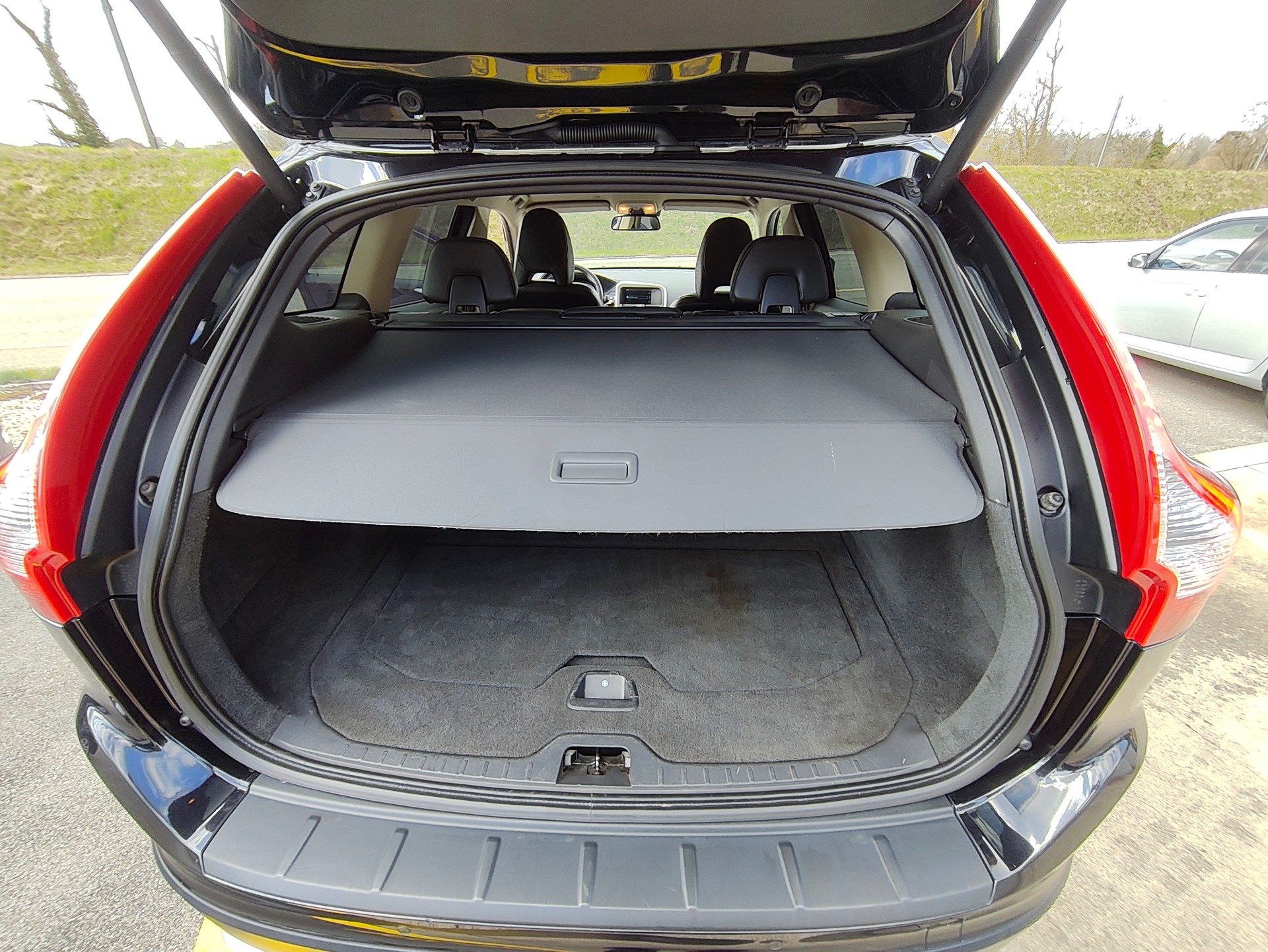 VOLVO XC60 D5 AWD R-Design Geartronic-image-9