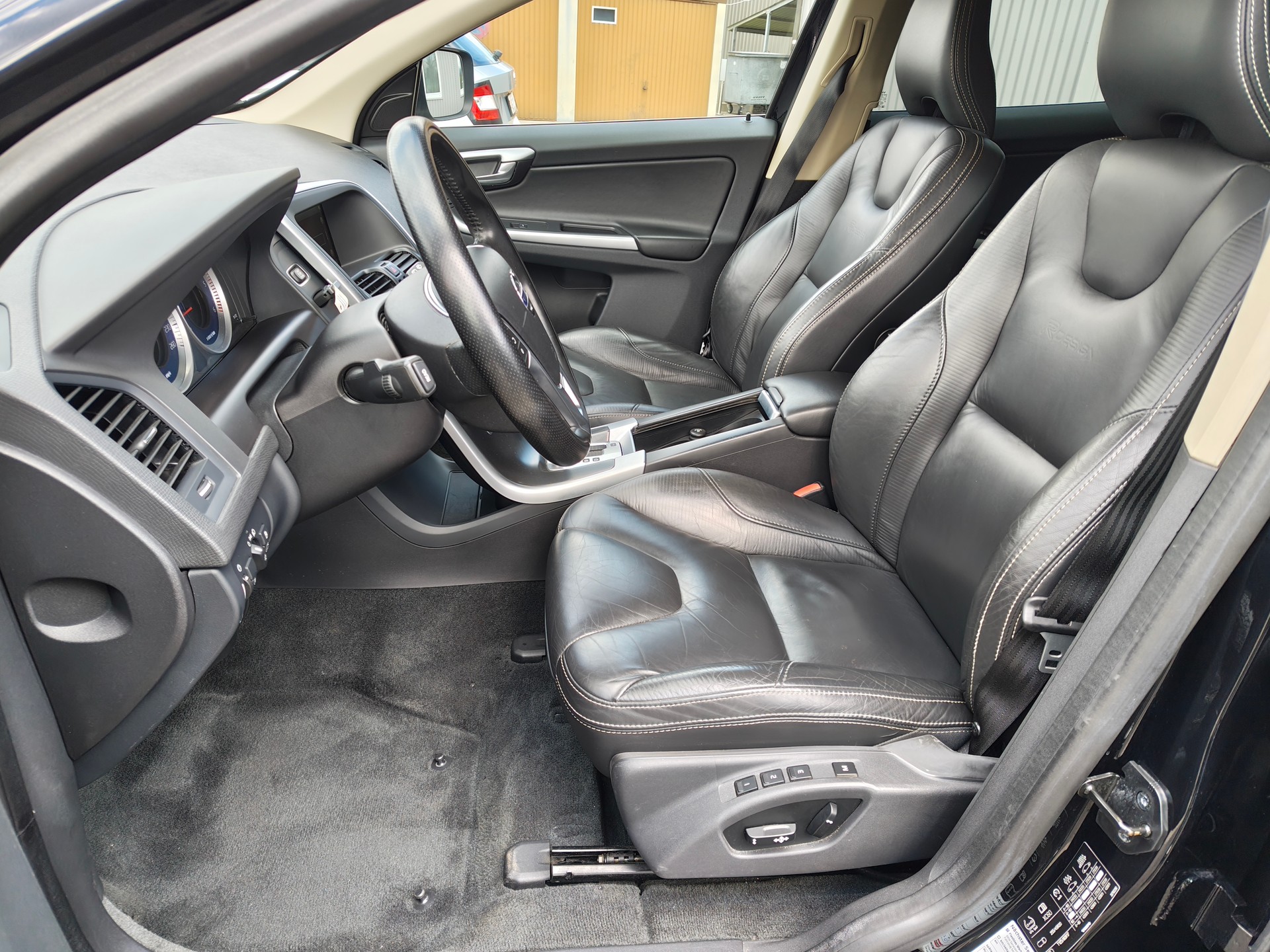 VOLVO XC60 D5 AWD R-Design Geartronic-image-5
